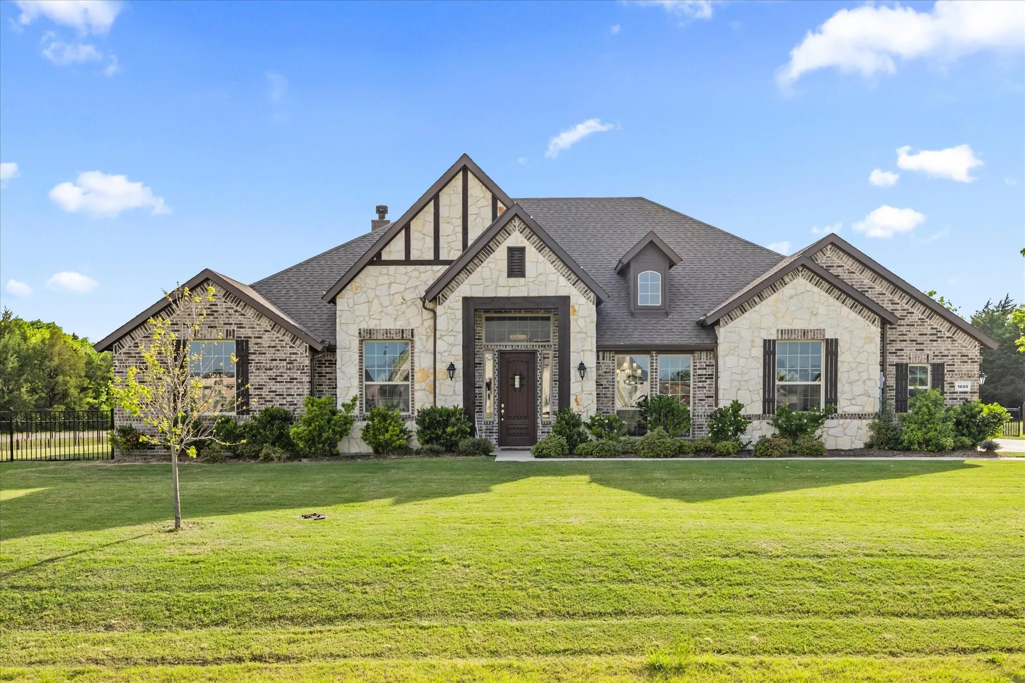 BEAUTIFUL CURB APPEAL