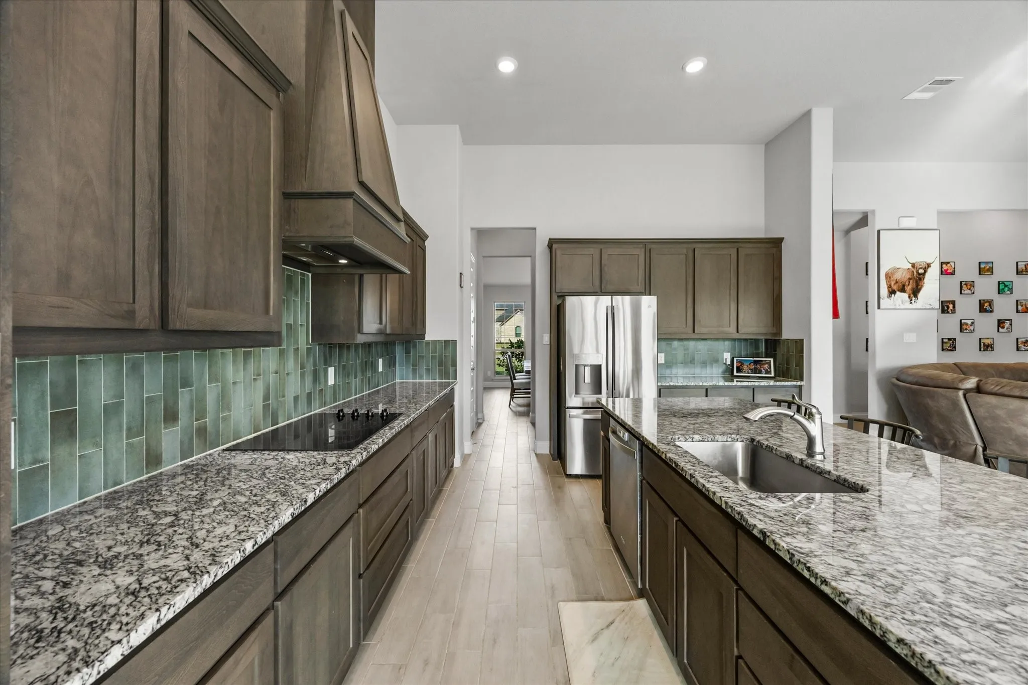 AMPLE CABINETS AND STORAGE SPACE