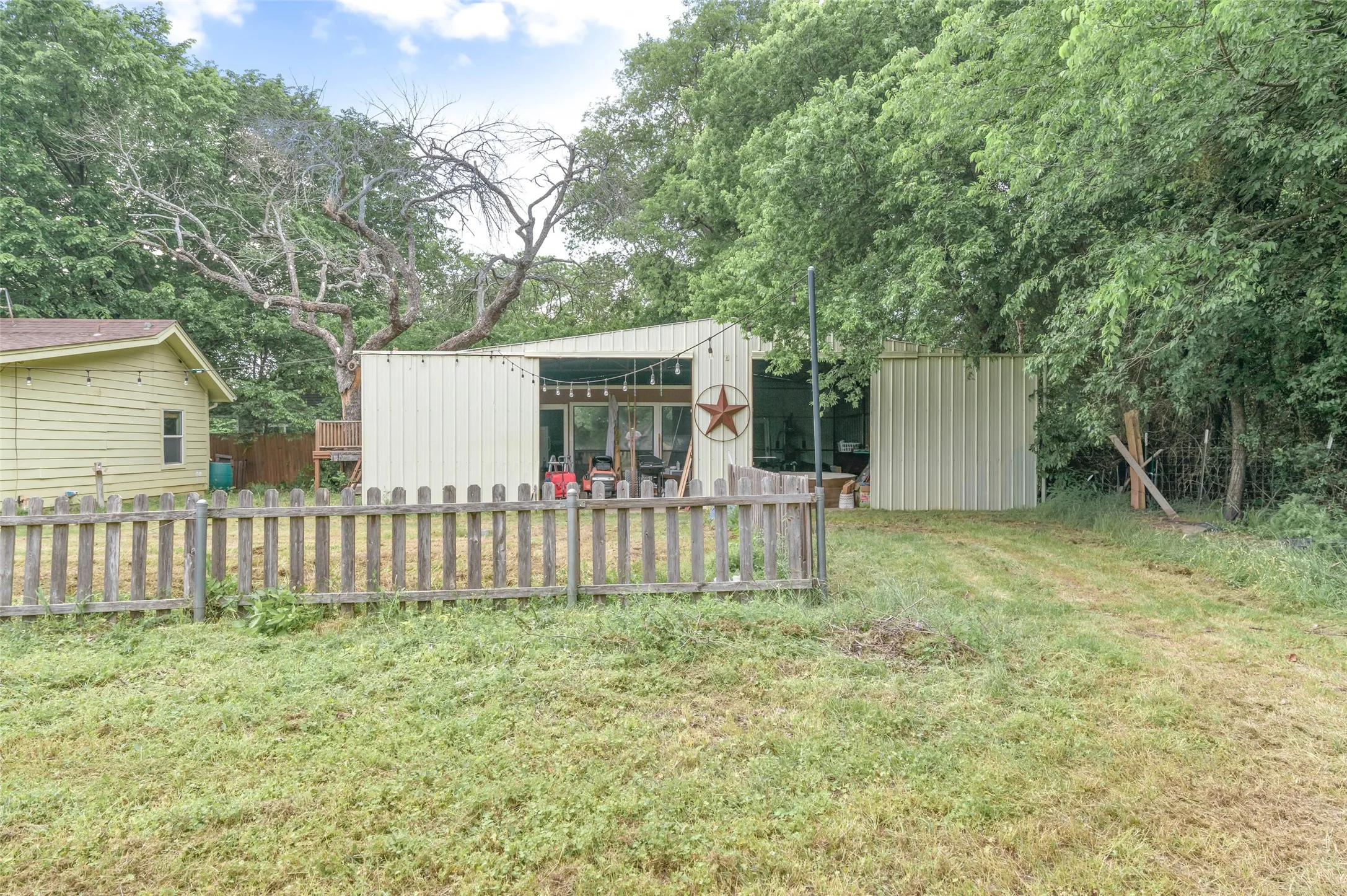 Single Family Residence For Sale in Wise County , 201 Killough Street, Newark, Texas 76071, 2 Bedroom, 2 Bathroom, Garage spaces, 1,000 Sqft, built in 1960, Price $99,900, mls#21250659, Real Estate Agent in Newark, Homes For Sale in Wise county, Homes For Sale in Newark, Realtor in Newark Texas, Real Estate Brokerage Independent Realty Texas, Luminita Cordes Realtor