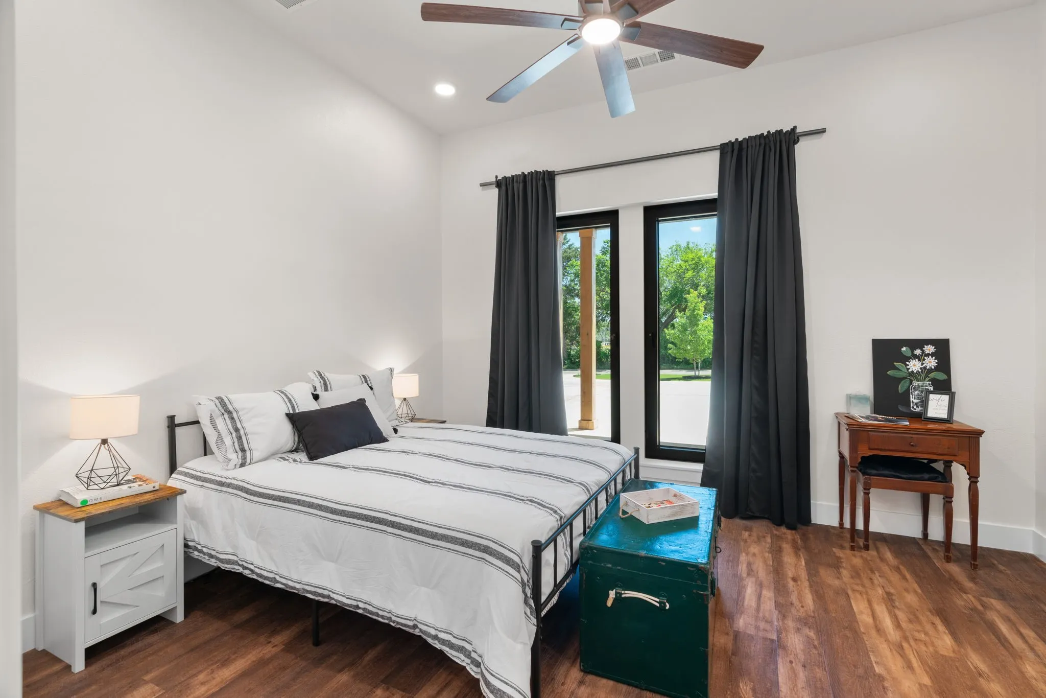 Spacious room with wood-finish flooring, a ceiling fan, and recessed lighting