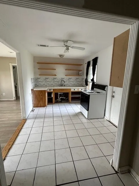 Single Family Residence For Sale in Tarrant County , 205 Hallvale Drive, White Settlement, Texas 76108, 3 Bedroom, 1 Bathroom, Garage spaces, 875 Sqft, built in 1947, mls#21250989, Real Estate Agent in White Settlement, Homes For Sale in Tarrant county, Homes For Sale in White Settlement, Realtor in White Settlement Texas, Real Estate Brokerage Independent Realty Texas, Luminita Cordes Realtor
