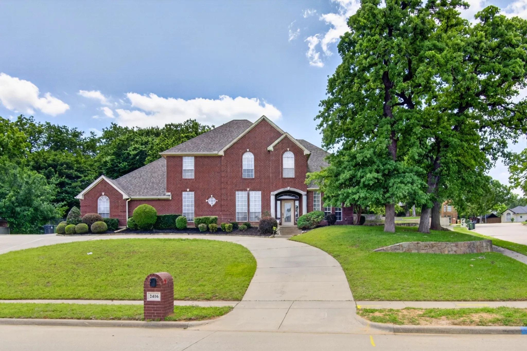 Single Family Residence For Sale in Tarrant County , 2416 PARK RUN DRIVE, Arlington, Texas 76016, 5 Bedroom, 4 Bathroom, 2 Garage spaces, 3,527 Sqft, built in 2001, mls#21250720, Real Estate Agent in Arlington, Homes For Sale in Tarrant county, Homes For Sale in Arlington, Realtor in Arlington Texas, Real Estate Brokerage Independent Realty Texas, Luminita Cordes Realtor