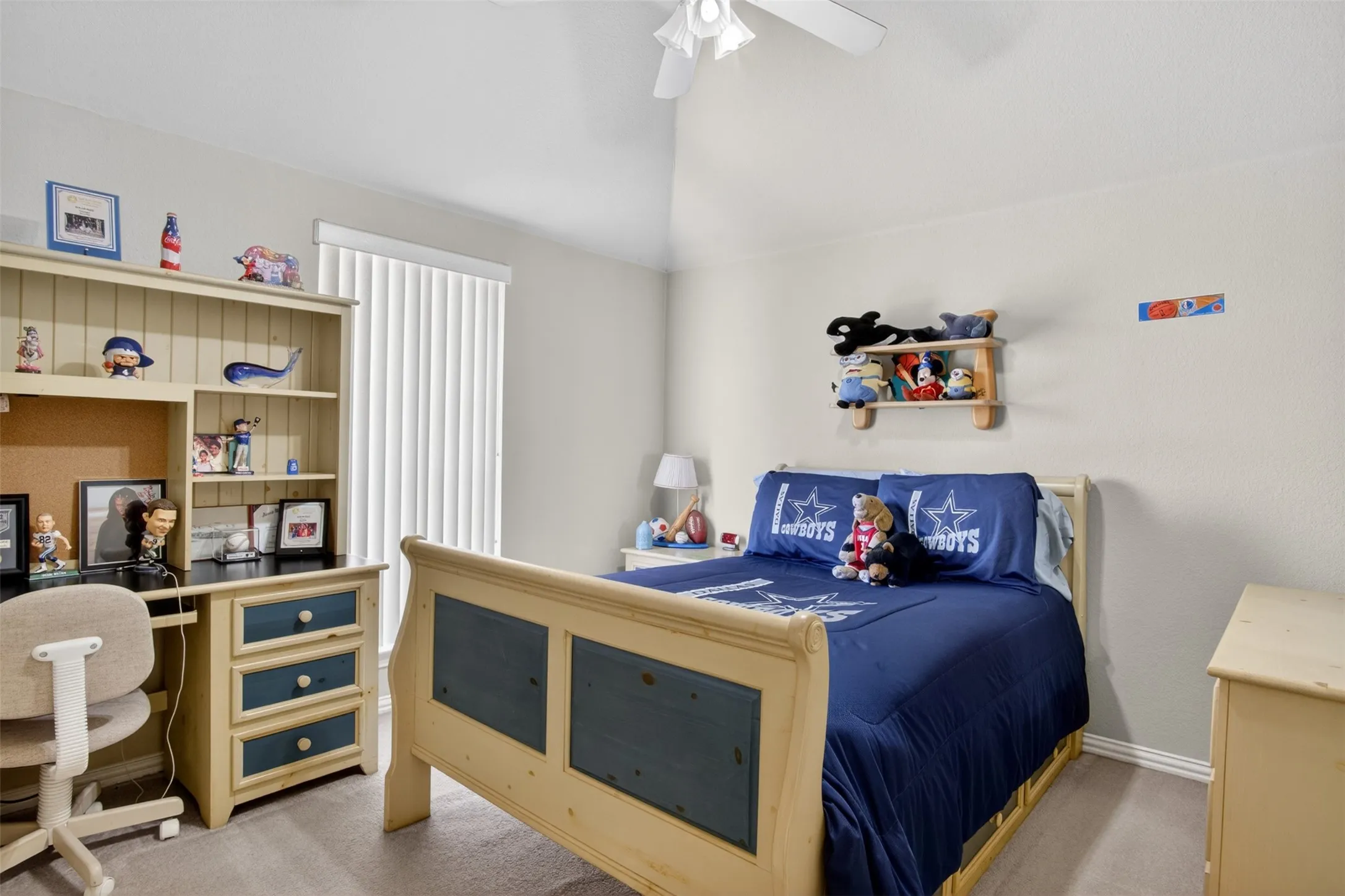 Vaulted ceiling with a ceiling fan