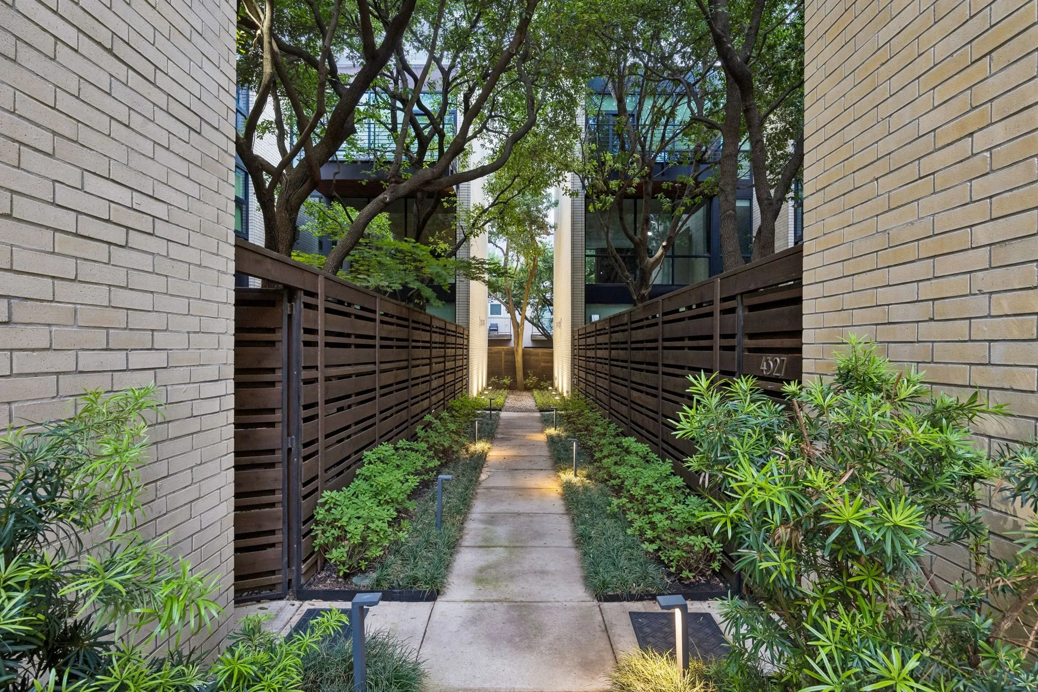Townhouse For Sale in Dallas County , 4321 Travis Street, Dallas, Texas 75205, 3 Bedroom, 4 Bathroom, 2 Garage spaces, 4,368 Sqft, built in 2008, Preowned, mls#21250829, Real Estate Agent in Dallas, Homes For Sale in Dallas county, Homes For Sale in Dallas, Realtor in Dallas Texas, Real Estate Brokerage Independent Realty Texas, Luminita Cordes Realtor