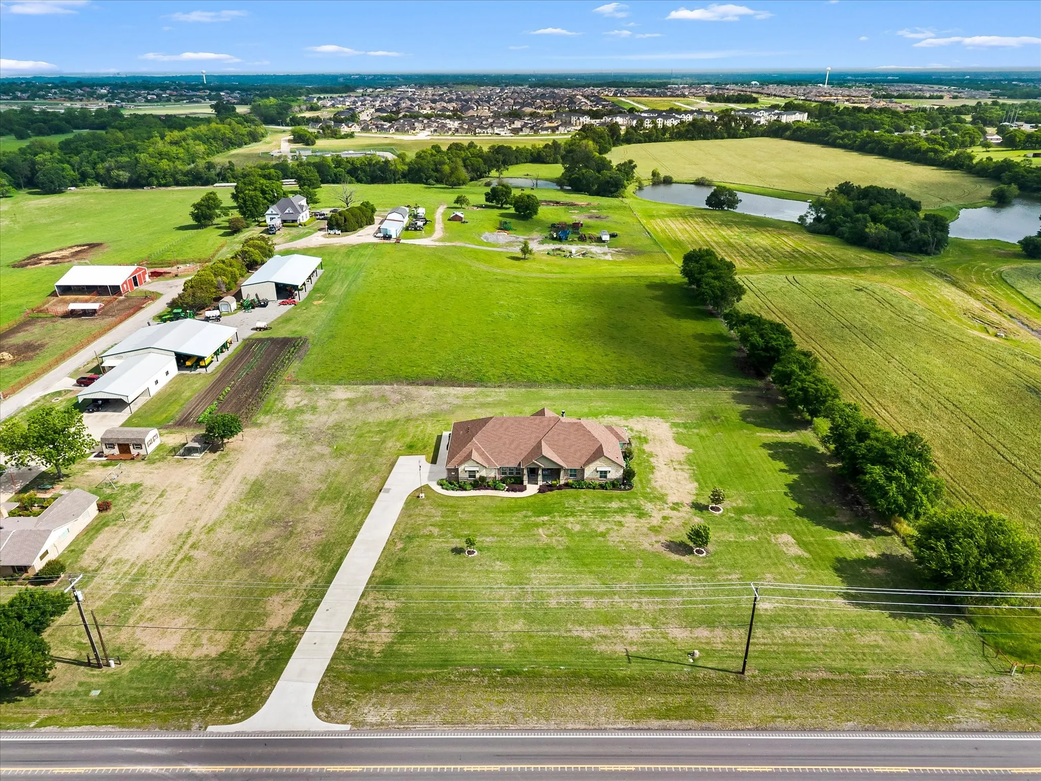 Single Family Residence For Sale in Collin County , 331 Mcclendon Road, Lavon, Texas 75166, 3 Bedrooms, 3 Bathrooms, 2 Garage spaces, 3,530 Sqft, built in 2018, Preowned, Price $739,900, mls#21251014, Real Estate Agent in Lavon, Homes For Sale in Collin county, Homes For Sale in Lavon, Realtor in Lavon Texas, Real Estate Brokerage Independent Realty Texas, Luminita Cordes Realtor