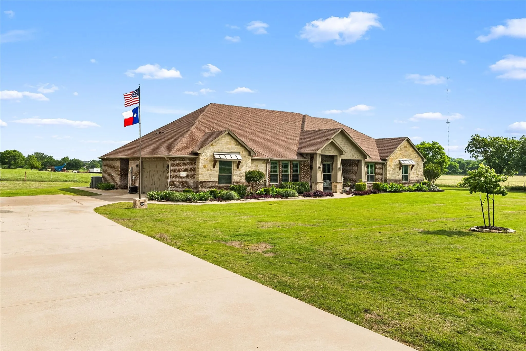 Single Family Residence For Sale in Collin County , 331 Mcclendon Road, Lavon, Texas 75166, 3 Bedrooms, 3 Bathrooms, 2 Garage spaces, 3,530 Sqft, built in 2018, Preowned, Price $739,900, mls#21251014, Real Estate Agent in Lavon, Homes For Sale in Collin county, Homes For Sale in Lavon, Realtor in Lavon Texas, Real Estate Brokerage Independent Realty Texas, Luminita Cordes Realtor