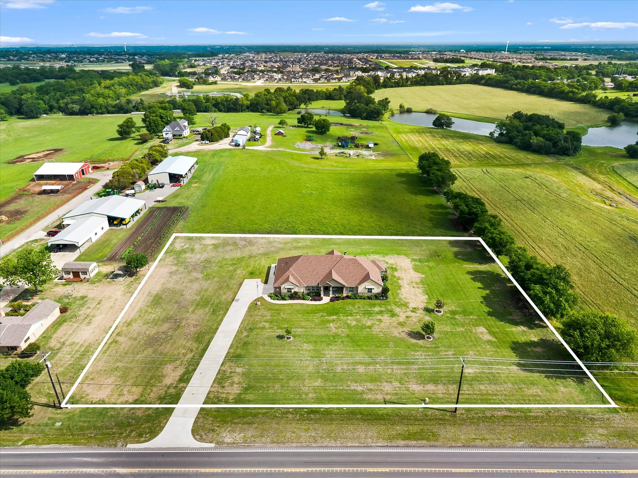 Single Family Residence For Sale in Collin County , 331 Mcclendon Road, Lavon, Texas 75166, 3 Bedrooms, 3 Bathrooms, 2 Garage spaces, 3,530 Sqft, built in 2018, Preowned, Price $739,900, mls#21251014, Real Estate Agent in Lavon, Homes For Sale in Collin county, Homes For Sale in Lavon, Realtor in Lavon Texas, Real Estate Brokerage Independent Realty Texas, Luminita Cordes Realtor