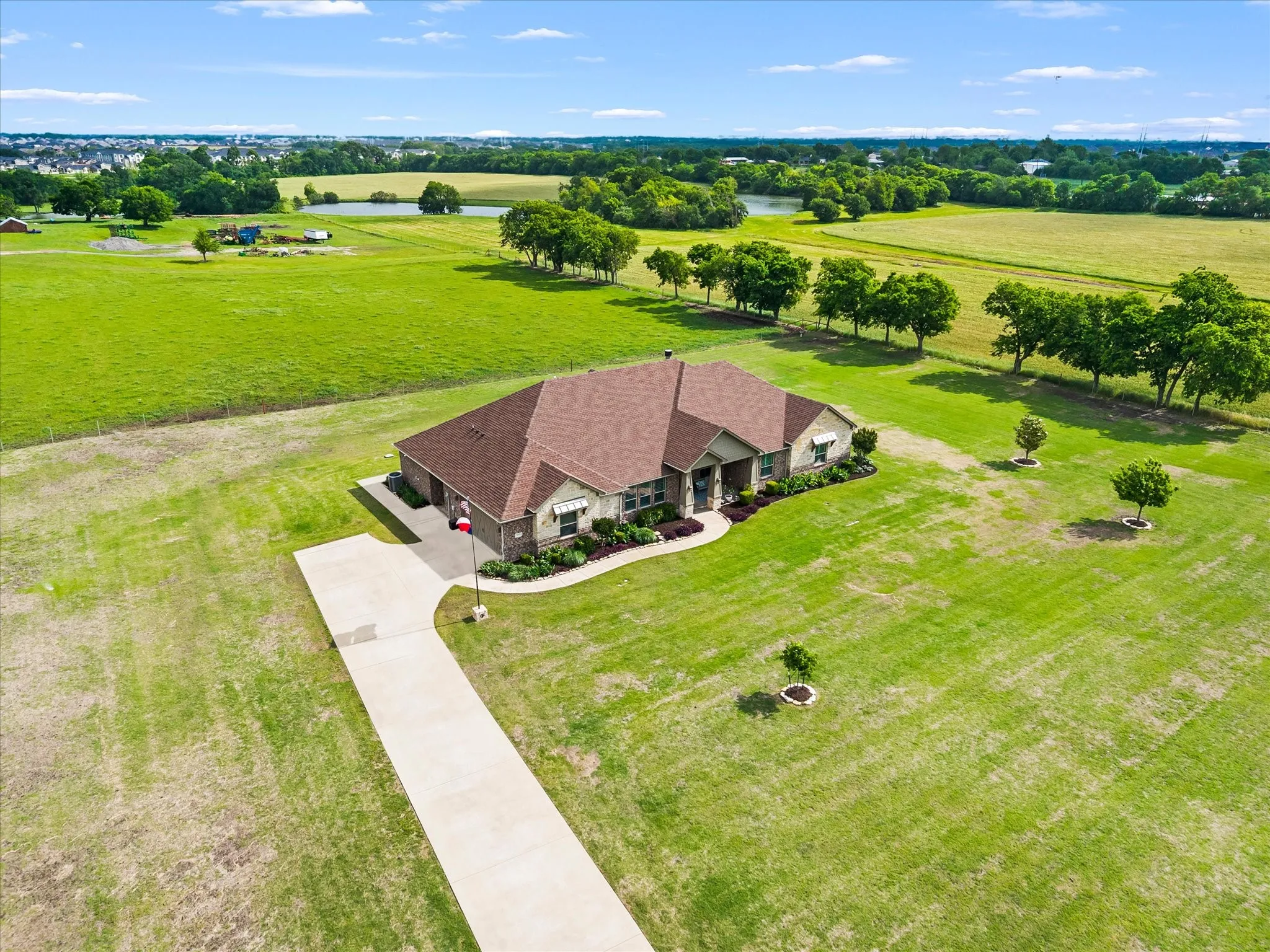 Single Family Residence For Sale in Collin County , 331 Mcclendon Road, Lavon, Texas 75166, 3 Bedrooms, 3 Bathrooms, 2 Garage spaces, 3,530 Sqft, built in 2018, Preowned, Price $739,900, mls#21251014, Real Estate Agent in Lavon, Homes For Sale in Collin county, Homes For Sale in Lavon, Realtor in Lavon Texas, Real Estate Brokerage Independent Realty Texas, Luminita Cordes Realtor