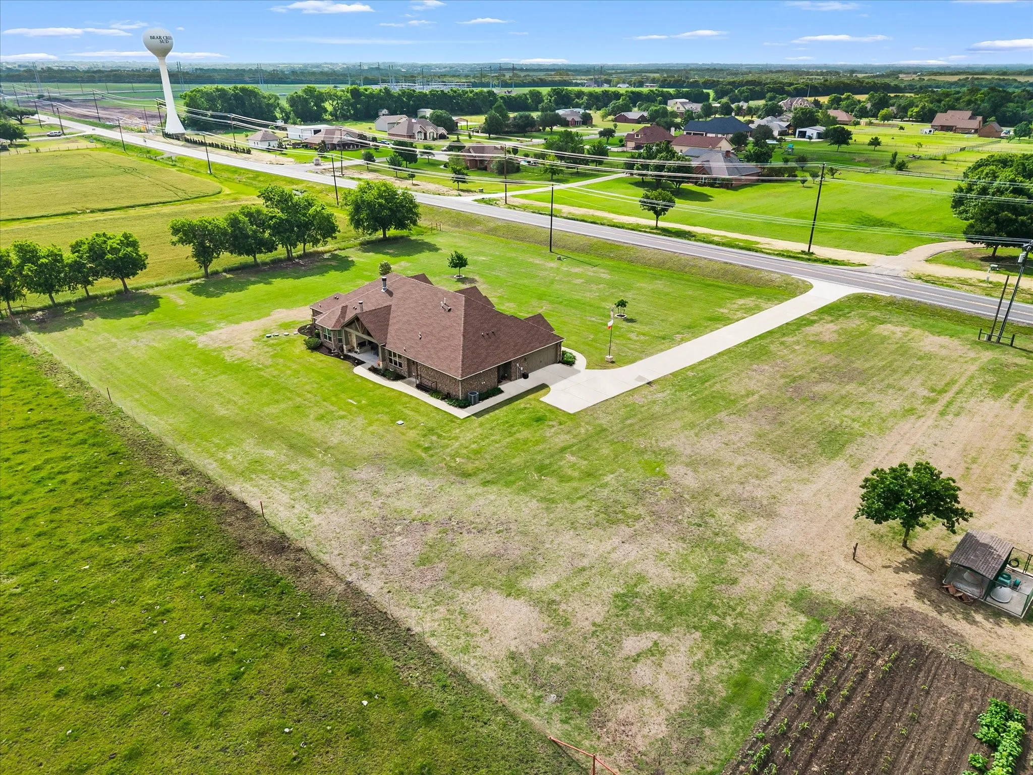 Single Family Residence For Sale in Collin County , 331 Mcclendon Road, Lavon, Texas 75166, 3 Bedrooms, 3 Bathrooms, 2 Garage spaces, 3,530 Sqft, built in 2018, Preowned, Price $739,900, mls#21251014, Real Estate Agent in Lavon, Homes For Sale in Collin county, Homes For Sale in Lavon, Realtor in Lavon Texas, Real Estate Brokerage Independent Realty Texas, Luminita Cordes Realtor