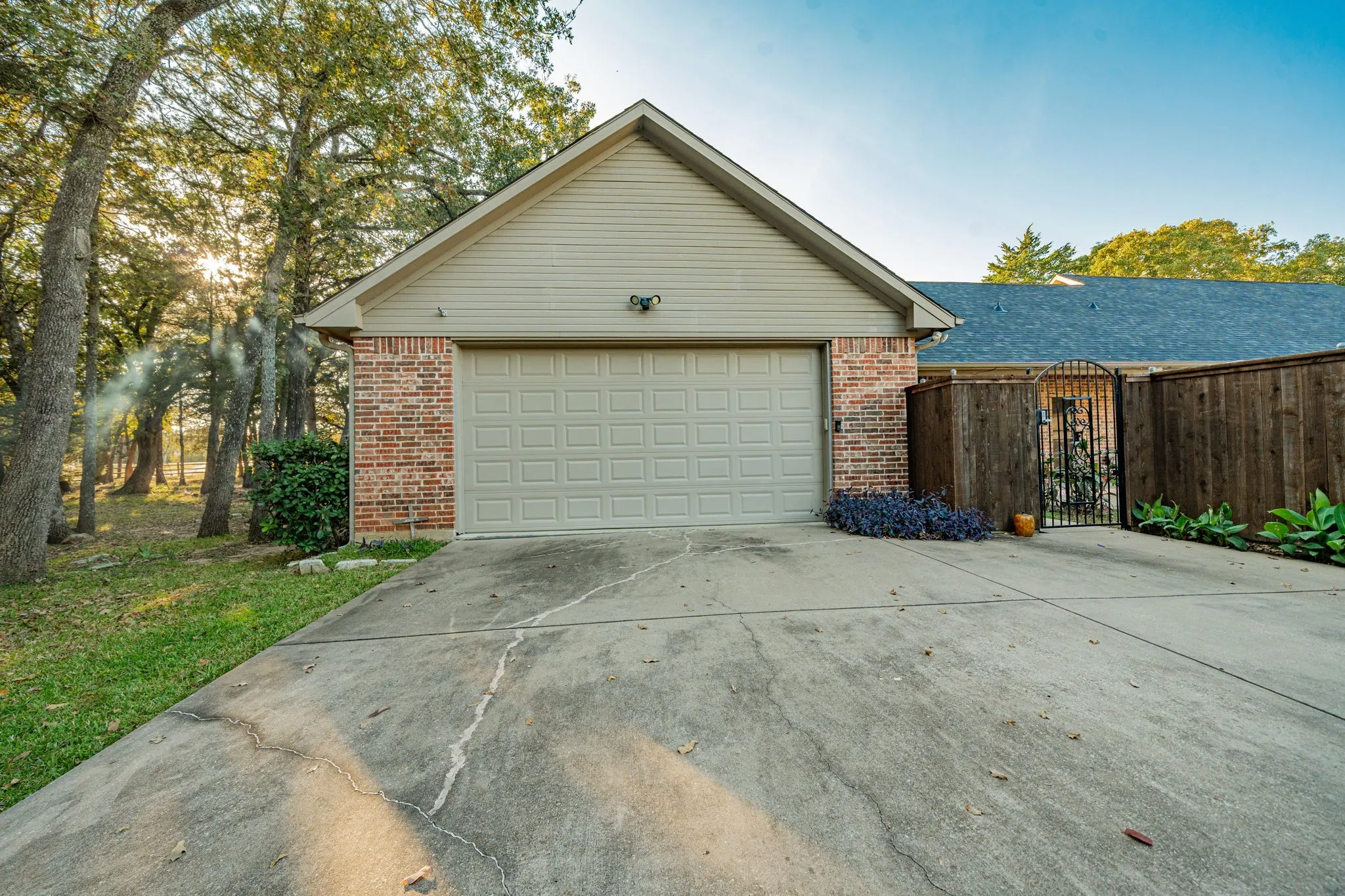 Single Family Residence For Sale in Van Zandt County , 181 Vz County Road 3528, Wills Point, Texas 75169, 3 Bedroom, 2 Bathroom, 4 Garage spaces, 2,197 Sqft, built in 2009, mls#21250855, Real Estate Agent in Wills Point, Homes For Sale in Van Zandt county, Homes For Sale in Wills Point, Realtor in Wills Point Texas, Real Estate Brokerage Independent Realty Texas, Luminita Cordes Realtor