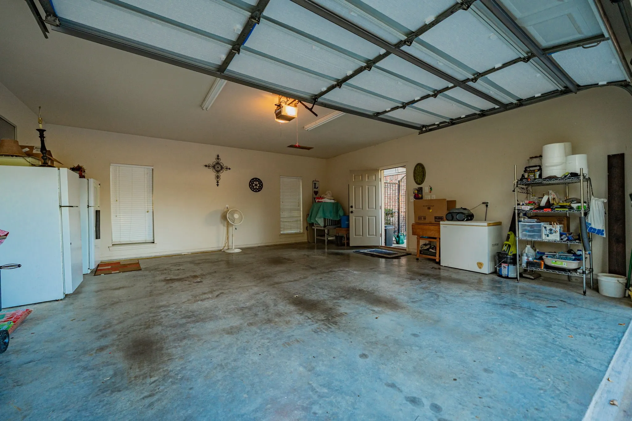 20'x30' metal building with electricity and concrete floor