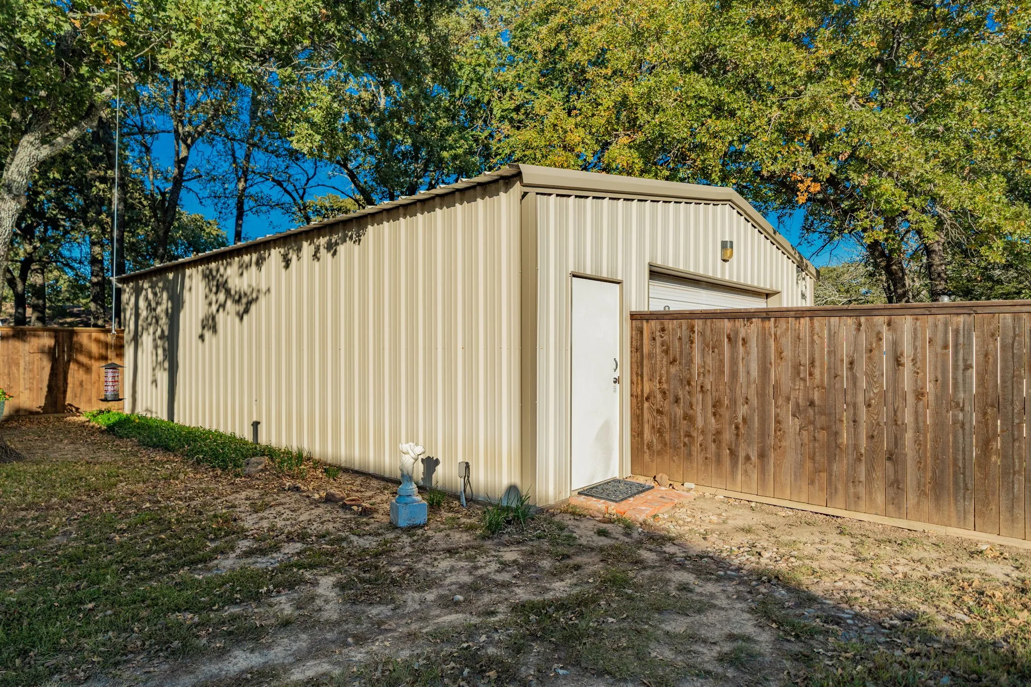 20'x30' metal building with electricity and concrete floor