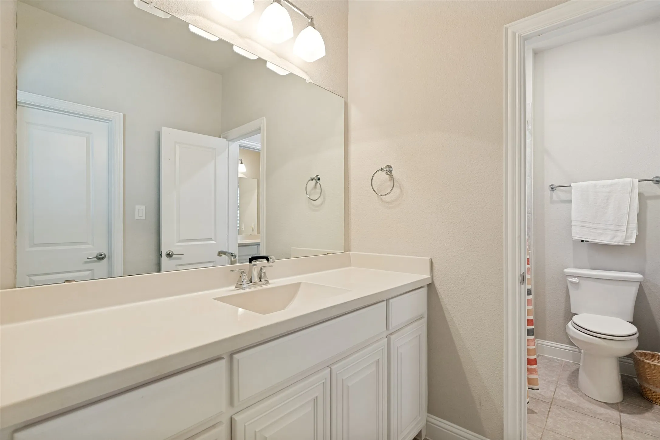 Jack & Jill Bathroom connects to 2 Bedrooms up