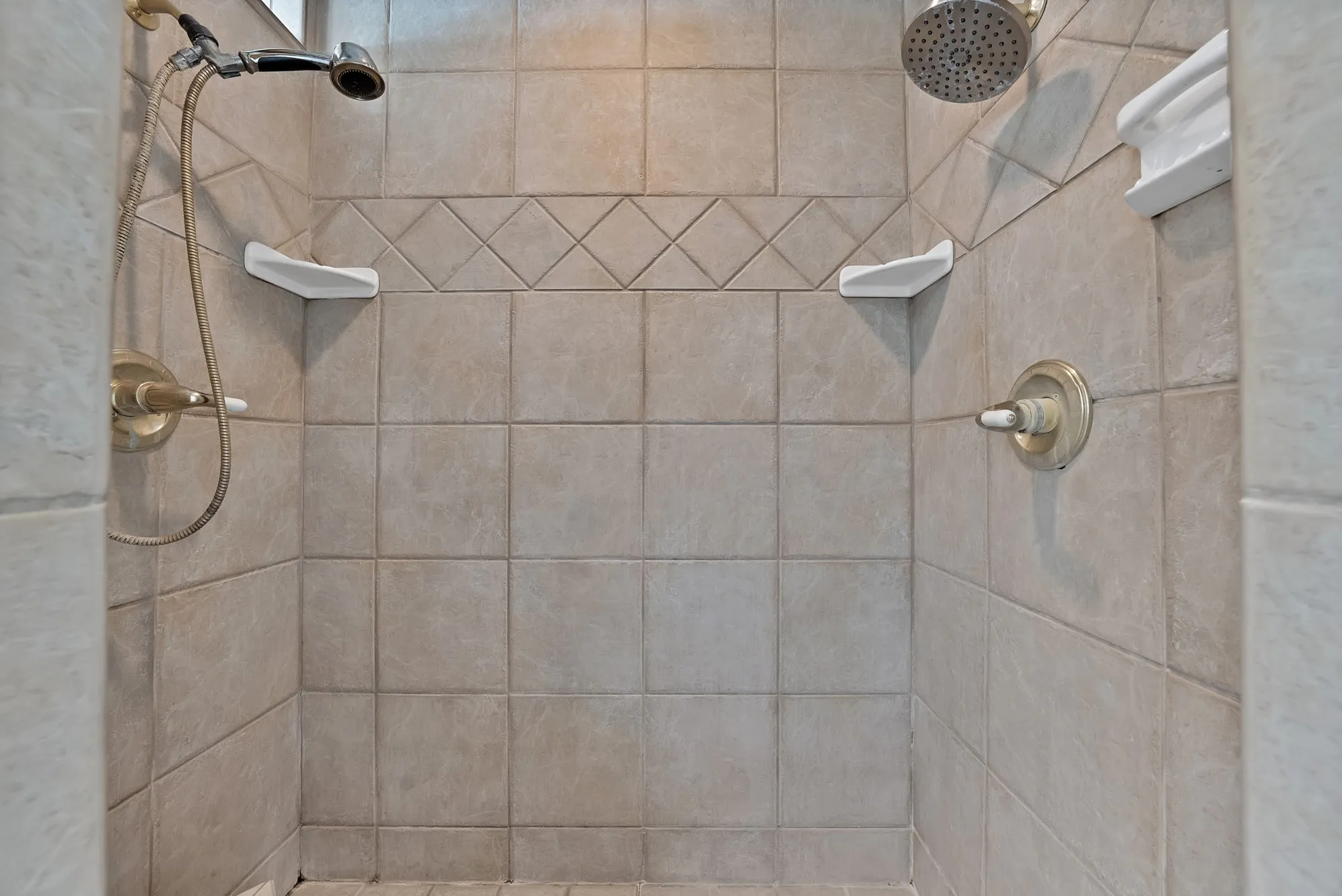 Tile shower with dual spray heads