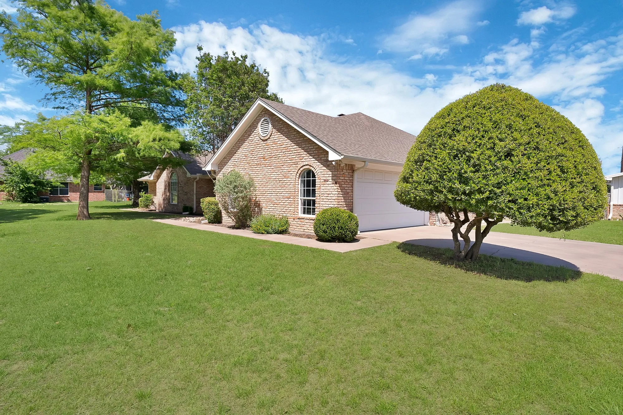 Single Family Residence For Sale in Parker County , 1815 Newport Road, Weatherford, Texas 76086, 3 Bedroom, 2 Bathroom, 2 Garage spaces, 2,315 Sqft, built in 1995, mls#21250863, Real Estate Agent in Weatherford, Homes For Sale in Parker county, Homes For Sale in Weatherford, Realtor in Weatherford Texas, Real Estate Brokerage Independent Realty Texas, Luminita Cordes Realtor