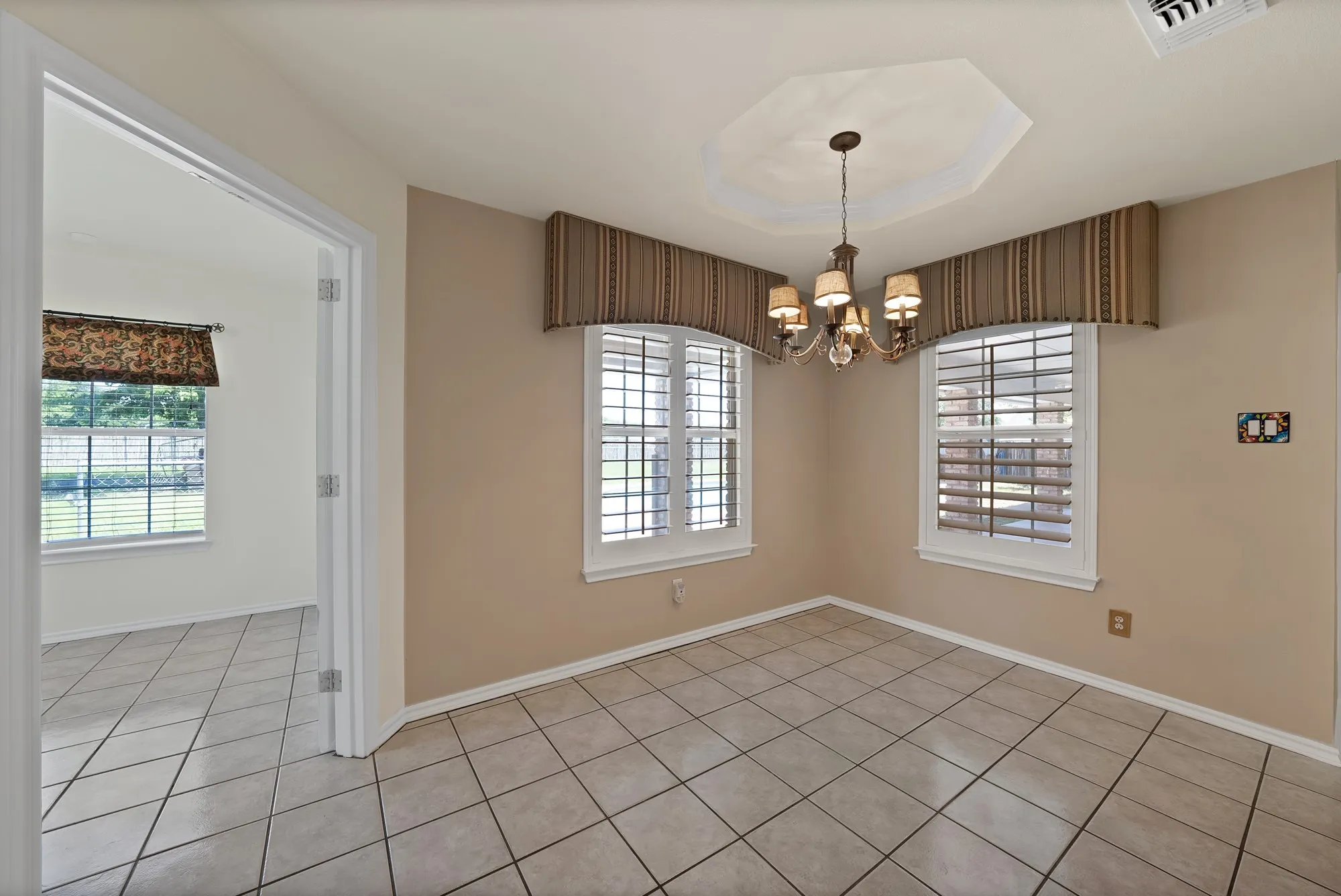 Single Family Residence For Sale in Parker County , 1815 Newport Road, Weatherford, Texas 76086, 3 Bedroom, 2 Bathroom, 2 Garage spaces, 2,315 Sqft, built in 1995, mls#21250863, Real Estate Agent in Weatherford, Homes For Sale in Parker county, Homes For Sale in Weatherford, Realtor in Weatherford Texas, Real Estate Brokerage Independent Realty Texas, Luminita Cordes Realtor