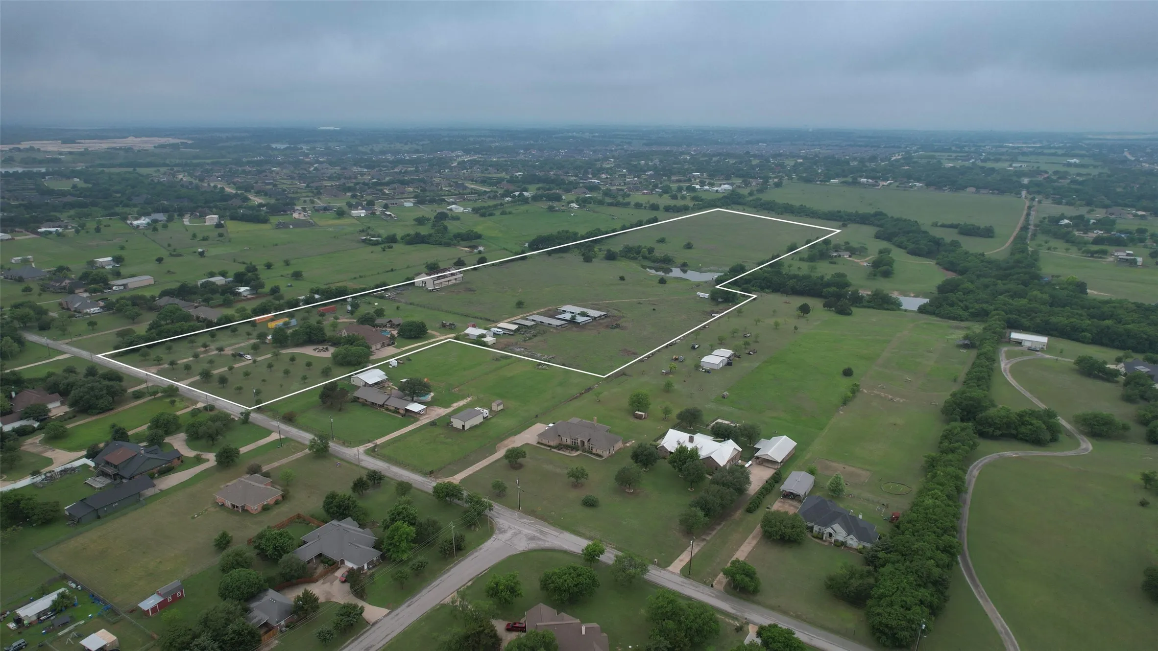 Single Family Residence For Sale in Ellis County , 5241 Plainview Road, Midlothian, Texas 76065, 4 Bedroom, 4 Bathroom, 2 Garage spaces, 4,183 Sqft, built in 2002, Preowned, mls#21246734, Real Estate Agent in Midlothian, Homes For Sale in Ellis county, Homes For Sale in Midlothian, Realtor in Midlothian Texas, Real Estate Brokerage Independent Realty Texas, Luminita Cordes Realtor