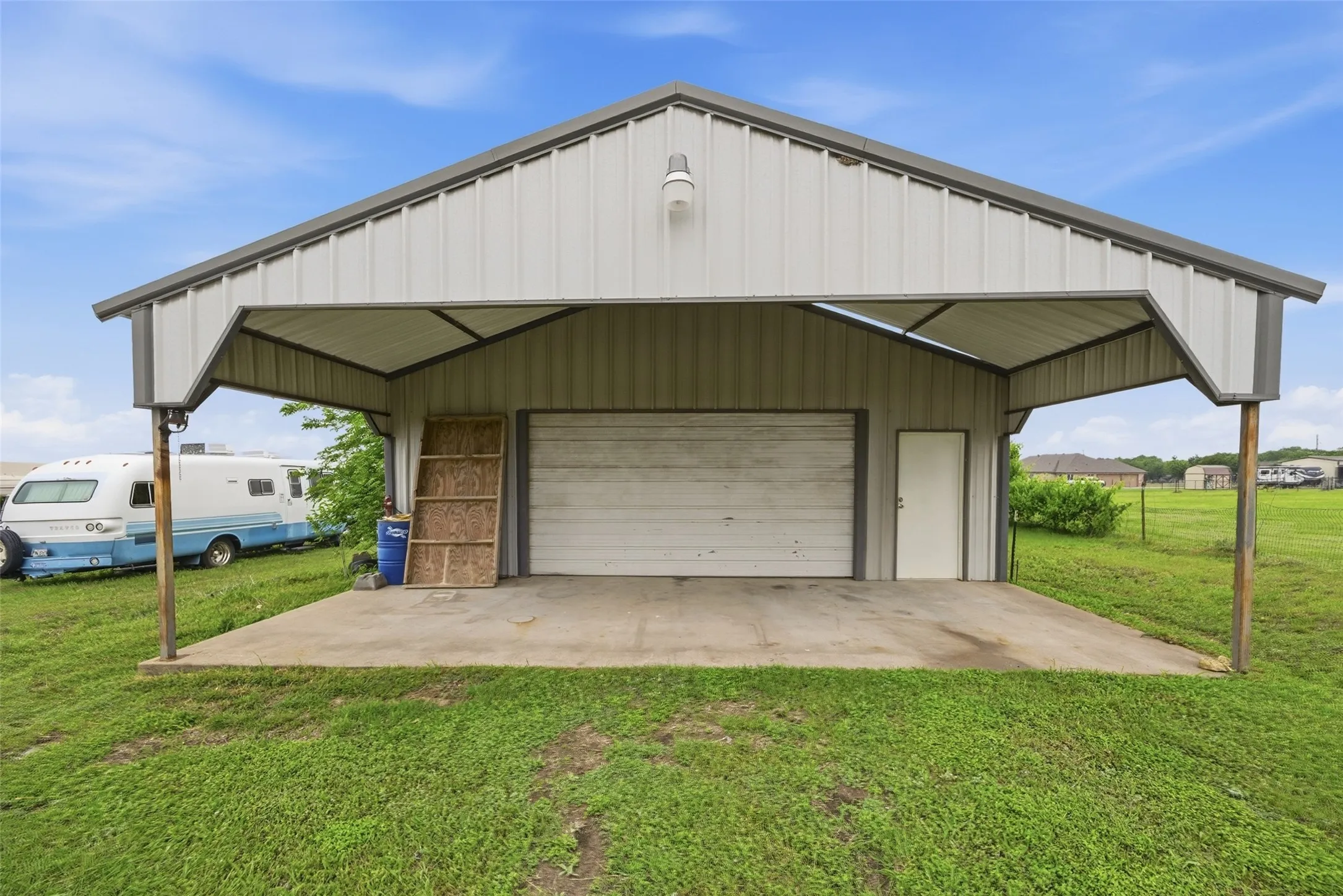 Single Family Residence For Sale in Ellis County , 5241 Plainview Road, Midlothian, Texas 76065, 4 Bedroom, 4 Bathroom, 2 Garage spaces, 4,183 Sqft, built in 2002, Preowned, mls#21246734, Real Estate Agent in Midlothian, Homes For Sale in Ellis county, Homes For Sale in Midlothian, Realtor in Midlothian Texas, Real Estate Brokerage Independent Realty Texas, Luminita Cordes Realtor