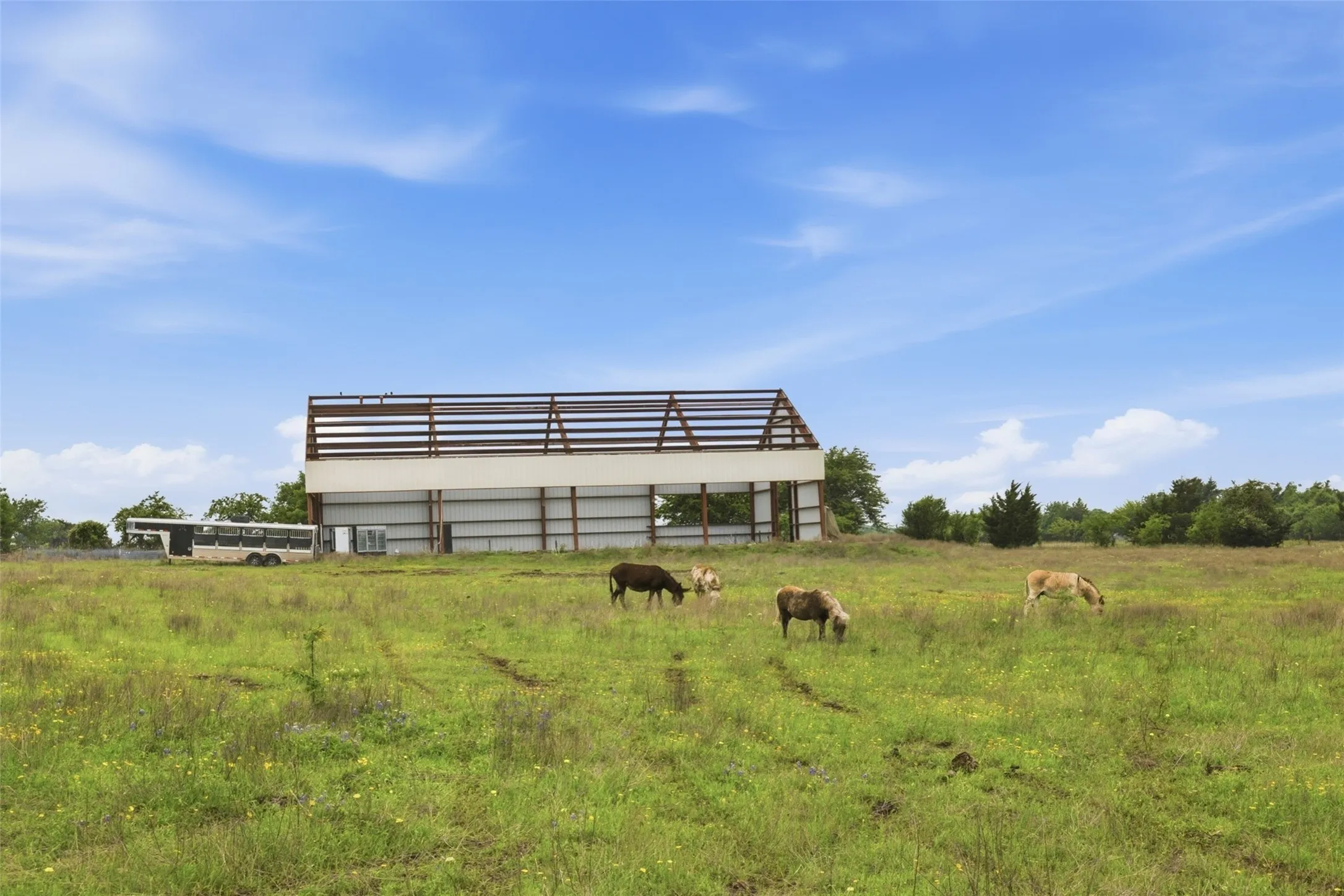 Single Family Residence For Sale in Ellis County , 5241 Plainview Road, Midlothian, Texas 76065, 4 Bedroom, 4 Bathroom, 2 Garage spaces, 4,183 Sqft, built in 2002, Preowned, mls#21246734, Real Estate Agent in Midlothian, Homes For Sale in Ellis county, Homes For Sale in Midlothian, Realtor in Midlothian Texas, Real Estate Brokerage Independent Realty Texas, Luminita Cordes Realtor