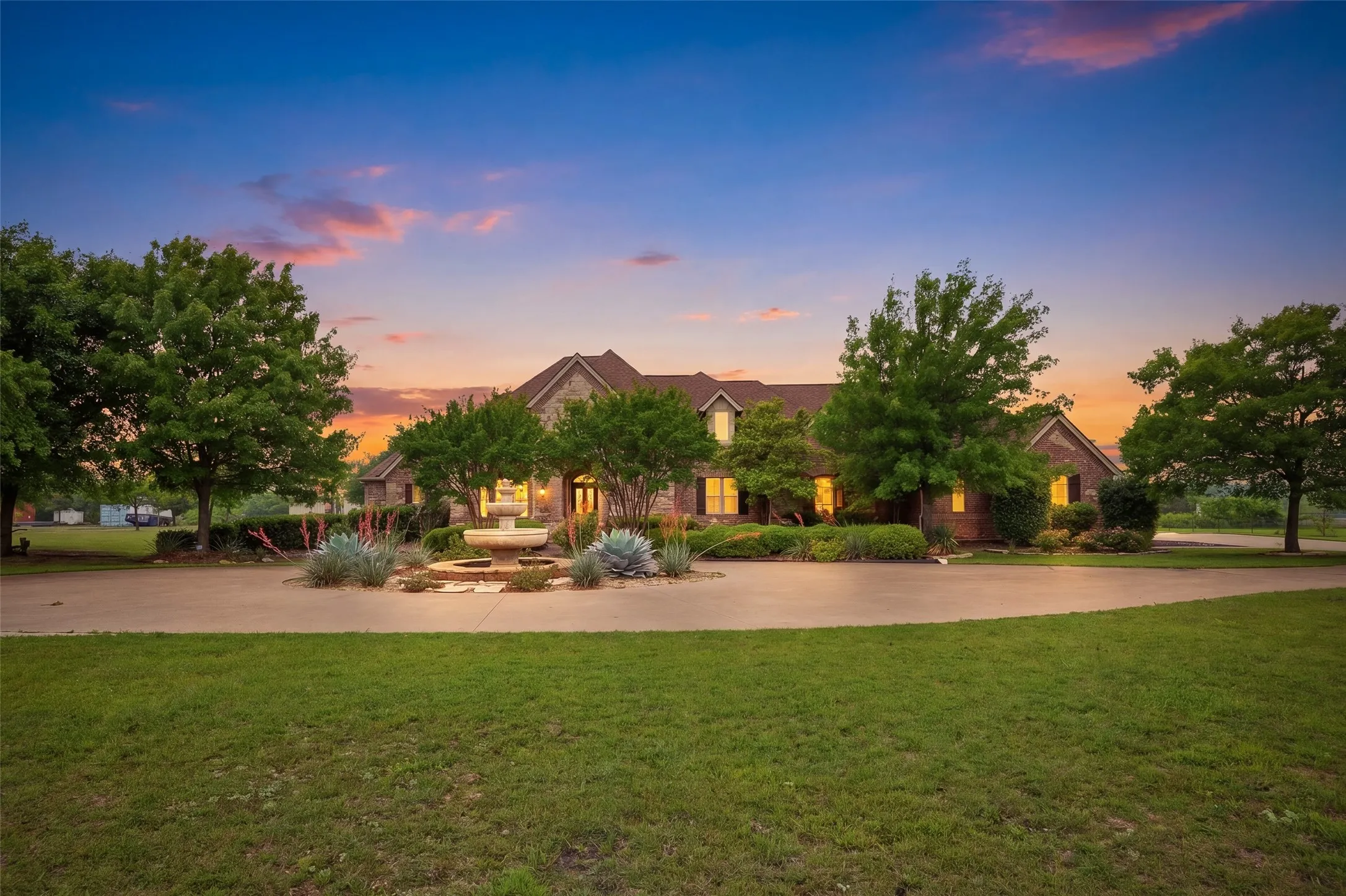 Single Family Residence For Sale in Ellis County , 5241 Plainview Road, Midlothian, Texas 76065, 4 Bedroom, 4 Bathroom, 2 Garage spaces, 4,183 Sqft, built in 2002, Preowned, mls#21246734, Real Estate Agent in Midlothian, Homes For Sale in Ellis county, Homes For Sale in Midlothian, Realtor in Midlothian Texas, Real Estate Brokerage Independent Realty Texas, Luminita Cordes Realtor