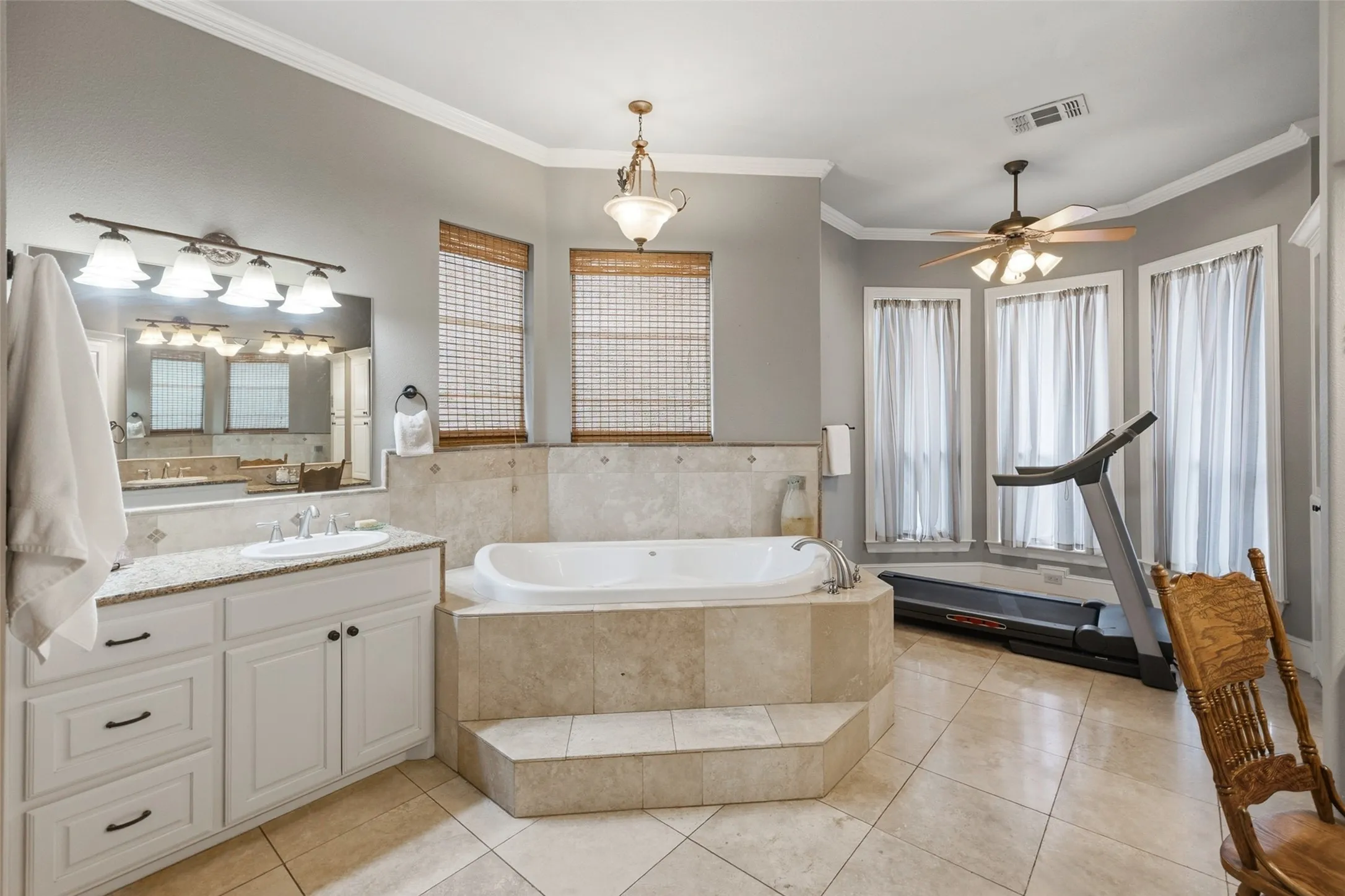 Single Family Residence For Sale in Ellis County , 5241 Plainview Road, Midlothian, Texas 76065, 4 Bedroom, 4 Bathroom, 2 Garage spaces, 4,183 Sqft, built in 2002, Preowned, mls#21246734, Real Estate Agent in Midlothian, Homes For Sale in Ellis county, Homes For Sale in Midlothian, Realtor in Midlothian Texas, Real Estate Brokerage Independent Realty Texas, Luminita Cordes Realtor