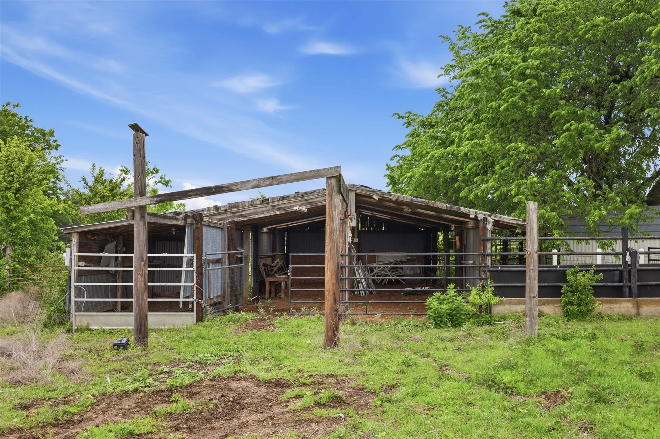 Single Family Residence For Sale in Ellis County , 5241 Plainview Road, Midlothian, Texas 76065, 4 Bedroom, 4 Bathroom, 2 Garage spaces, 4,183 Sqft, built in 2002, Preowned, mls#21246734, Real Estate Agent in Midlothian, Homes For Sale in Ellis county, Homes For Sale in Midlothian, Realtor in Midlothian Texas, Real Estate Brokerage Independent Realty Texas, Luminita Cordes Realtor
