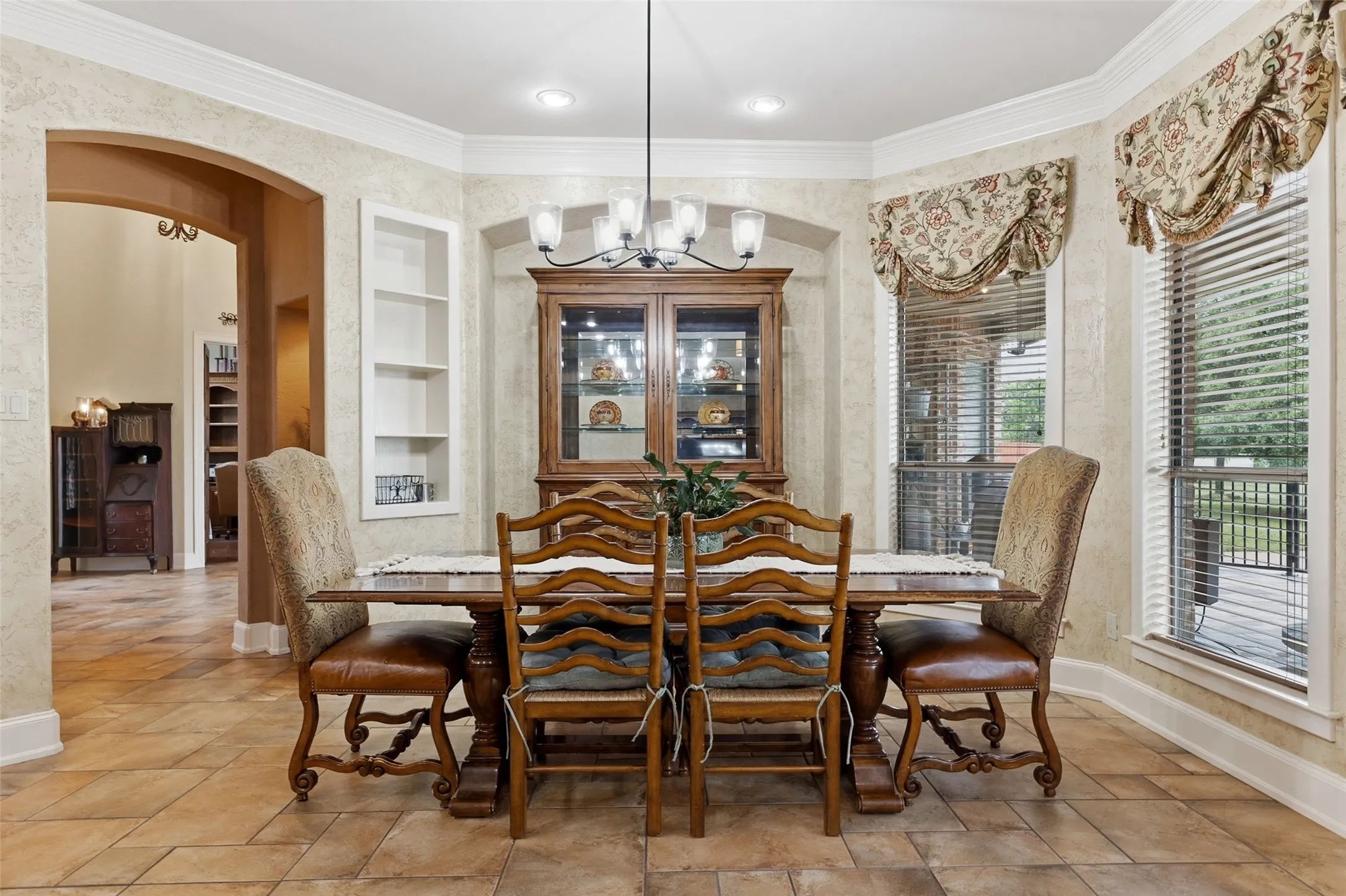Single Family Residence For Sale in Ellis County , 5241 Plainview Road, Midlothian, Texas 76065, 4 Bedroom, 4 Bathroom, 2 Garage spaces, 4,183 Sqft, built in 2002, Preowned, mls#21246734, Real Estate Agent in Midlothian, Homes For Sale in Ellis county, Homes For Sale in Midlothian, Realtor in Midlothian Texas, Real Estate Brokerage Independent Realty Texas, Luminita Cordes Realtor