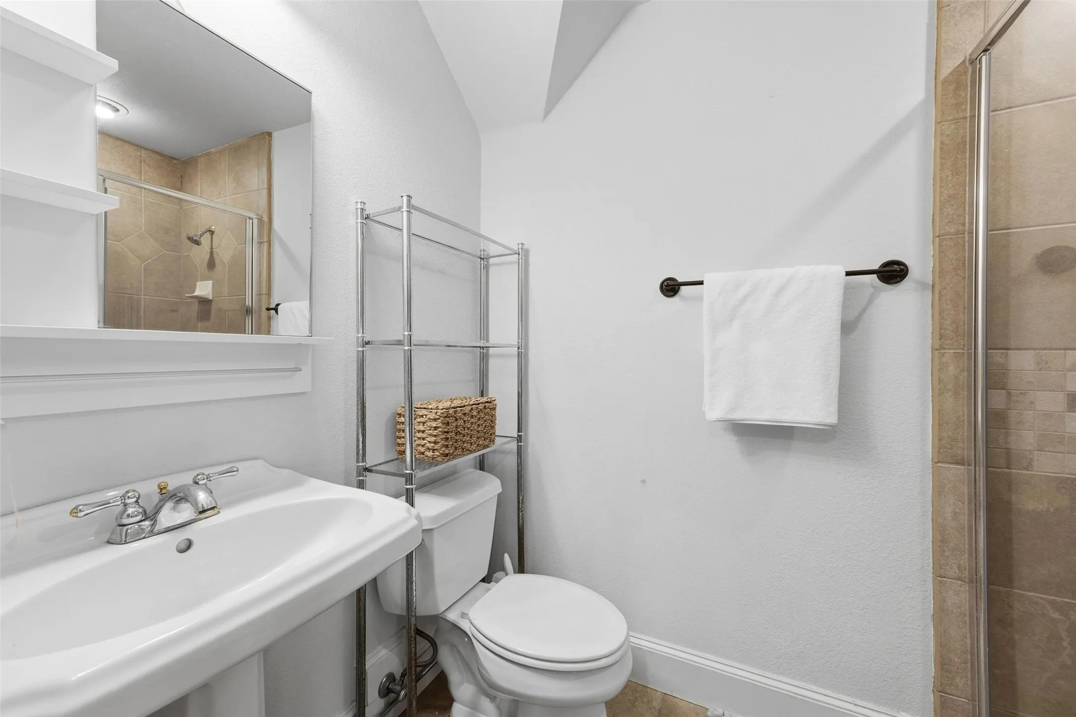 Single Family Residence For Sale in Ellis County , 5241 Plainview Road, Midlothian, Texas 76065, 4 Bedroom, 4 Bathroom, 2 Garage spaces, 4,183 Sqft, built in 2002, Preowned, mls#21246734, Real Estate Agent in Midlothian, Homes For Sale in Ellis county, Homes For Sale in Midlothian, Realtor in Midlothian Texas, Real Estate Brokerage Independent Realty Texas, Luminita Cordes Realtor