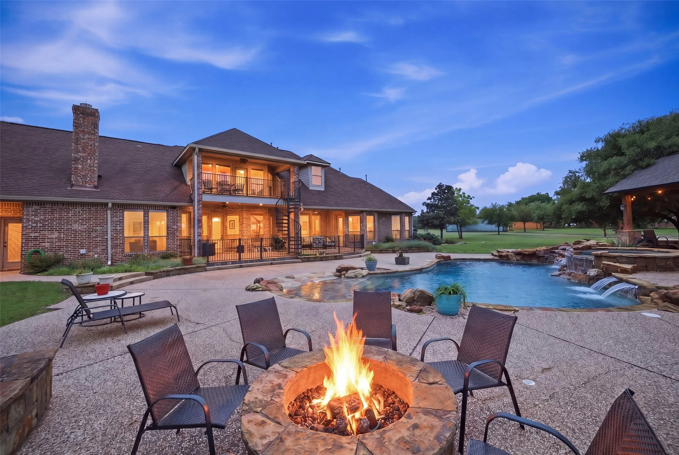 Single Family Residence For Sale in Ellis County , 5241 Plainview Road, Midlothian, Texas 76065, 4 Bedroom, 4 Bathroom, 2 Garage spaces, 4,183 Sqft, built in 2002, Preowned, mls#21246734, Real Estate Agent in Midlothian, Homes For Sale in Ellis county, Homes For Sale in Midlothian, Realtor in Midlothian Texas, Real Estate Brokerage Independent Realty Texas, Luminita Cordes Realtor