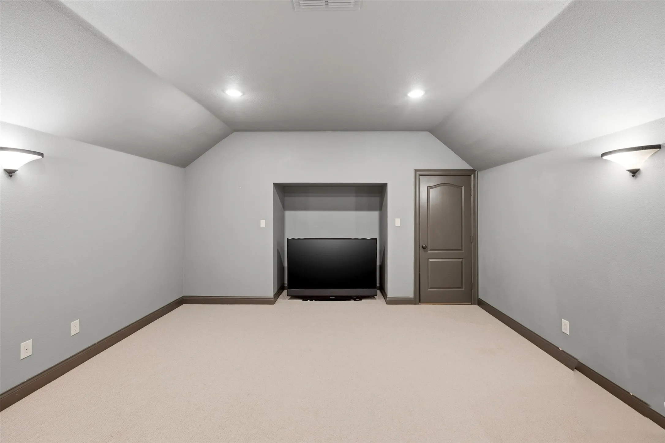 Single Family Residence For Sale in Ellis County , 5241 Plainview Road, Midlothian, Texas 76065, 4 Bedroom, 4 Bathroom, 2 Garage spaces, 4,183 Sqft, built in 2002, Preowned, mls#21246734, Real Estate Agent in Midlothian, Homes For Sale in Ellis county, Homes For Sale in Midlothian, Realtor in Midlothian Texas, Real Estate Brokerage Independent Realty Texas, Luminita Cordes Realtor