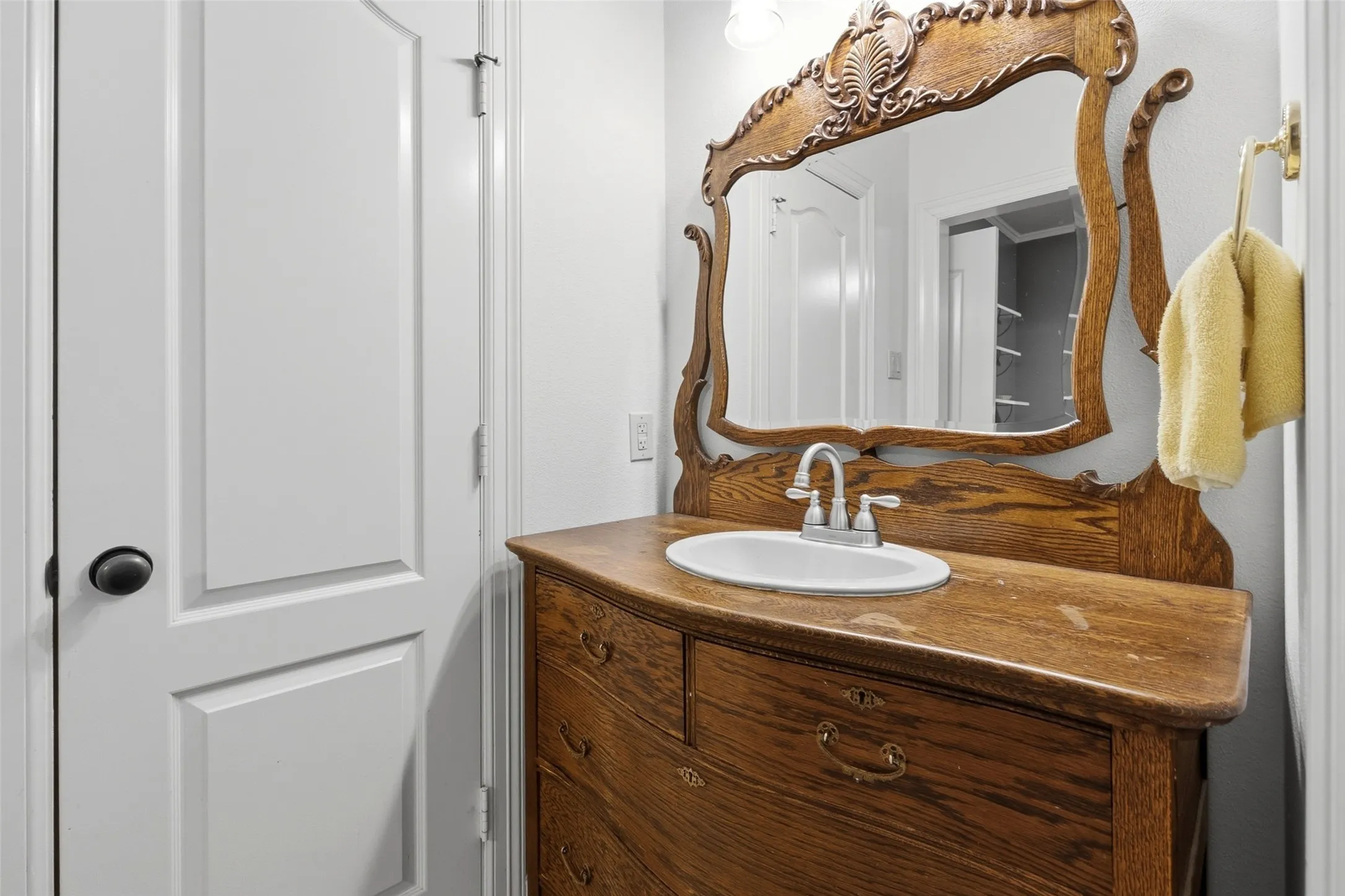 Single Family Residence For Sale in Ellis County , 5241 Plainview Road, Midlothian, Texas 76065, 4 Bedroom, 4 Bathroom, 2 Garage spaces, 4,183 Sqft, built in 2002, Preowned, mls#21246734, Real Estate Agent in Midlothian, Homes For Sale in Ellis county, Homes For Sale in Midlothian, Realtor in Midlothian Texas, Real Estate Brokerage Independent Realty Texas, Luminita Cordes Realtor