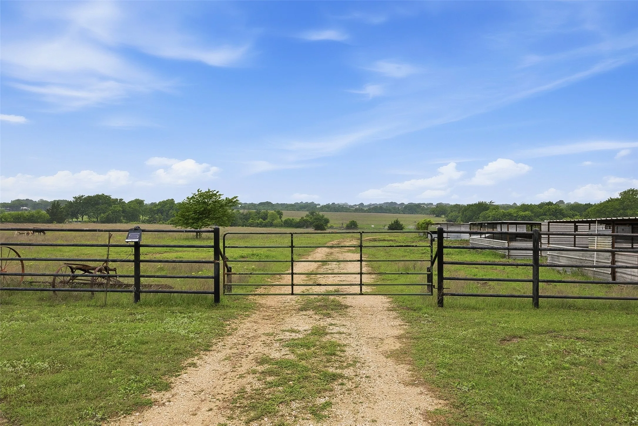 Single Family Residence For Sale in Ellis County , 5241 Plainview Road, Midlothian, Texas 76065, 4 Bedroom, 4 Bathroom, 2 Garage spaces, 4,183 Sqft, built in 2002, Preowned, mls#21246734, Real Estate Agent in Midlothian, Homes For Sale in Ellis county, Homes For Sale in Midlothian, Realtor in Midlothian Texas, Real Estate Brokerage Independent Realty Texas, Luminita Cordes Realtor