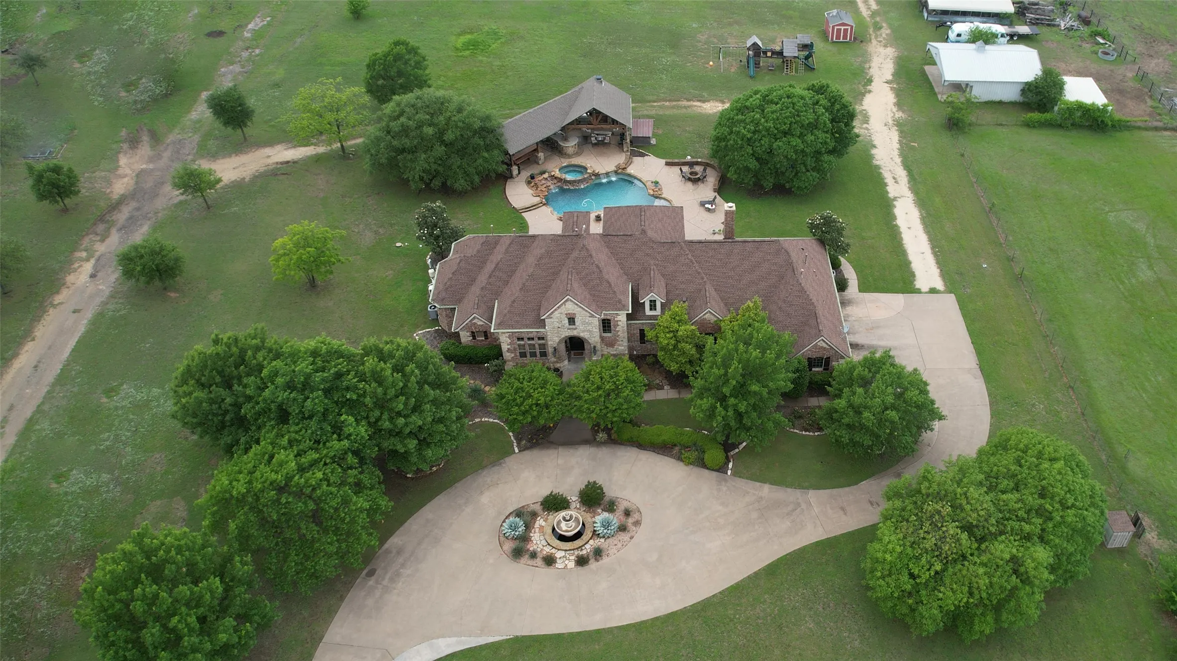 Single Family Residence For Sale in Ellis County , 5241 Plainview Road, Midlothian, Texas 76065, 4 Bedroom, 4 Bathroom, 2 Garage spaces, 4,183 Sqft, built in 2002, Preowned, mls#21246734, Real Estate Agent in Midlothian, Homes For Sale in Ellis county, Homes For Sale in Midlothian, Realtor in Midlothian Texas, Real Estate Brokerage Independent Realty Texas, Luminita Cordes Realtor
