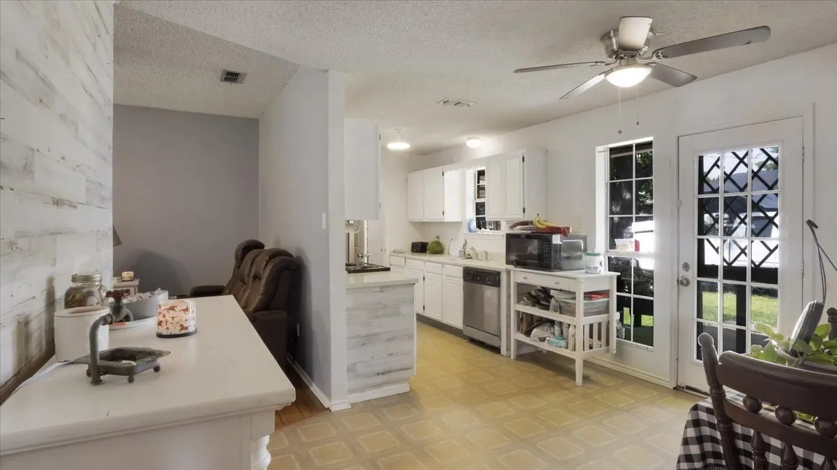 Single Family Residence For Sale in Dallas County , 535 Jean Drive, Seagoville, Texas 75159, 3 Bedroom, 2 Bathroom, 1 Garage spaces, 1,358 Sqft, built in 1994, Preowned, Price $272,000, mls#21250800, Real Estate Agent in Seagoville, Homes For Sale in Dallas county, Homes For Sale in Seagoville, Realtor in Seagoville Texas, Real Estate Brokerage Independent Realty Texas, Luminita Cordes Realtor