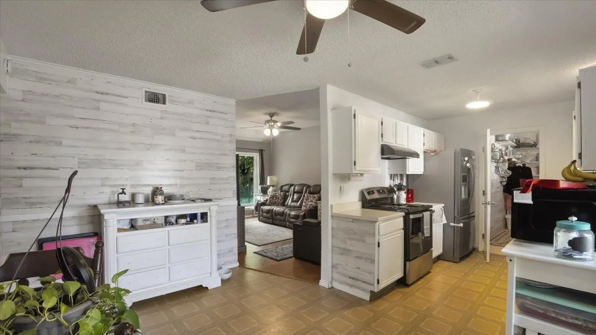 Single Family Residence For Sale in Dallas County , 535 Jean Drive, Seagoville, Texas 75159, 3 Bedroom, 2 Bathroom, 1 Garage spaces, 1,358 Sqft, built in 1994, Preowned, Price $272,000, mls#21250800, Real Estate Agent in Seagoville, Homes For Sale in Dallas county, Homes For Sale in Seagoville, Realtor in Seagoville Texas, Real Estate Brokerage Independent Realty Texas, Luminita Cordes Realtor