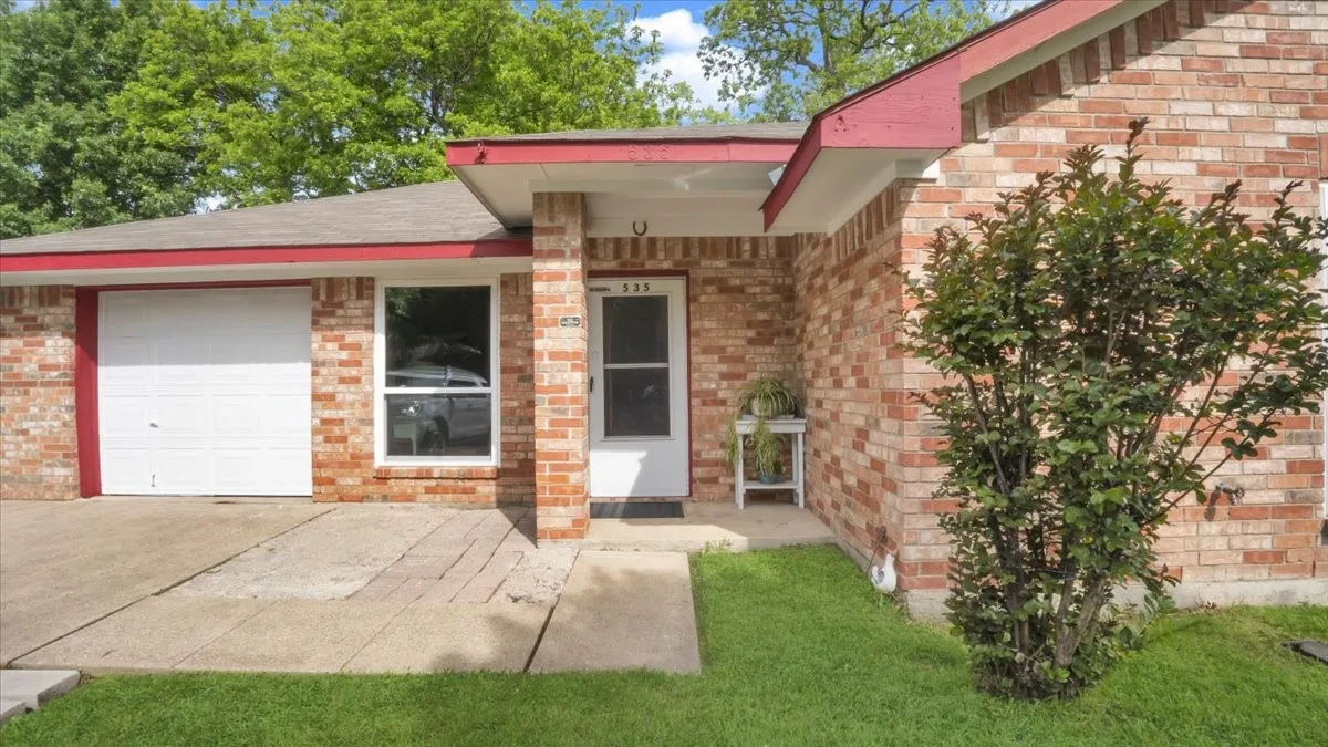 Single Family Residence For Sale in Dallas County , 535 Jean Drive, Seagoville, Texas 75159, 3 Bedroom, 2 Bathroom, 1 Garage spaces, 1,358 Sqft, built in 1994, Preowned, Price $272,000, mls#21250800, Real Estate Agent in Seagoville, Homes For Sale in Dallas county, Homes For Sale in Seagoville, Realtor in Seagoville Texas, Real Estate Brokerage Independent Realty Texas, Luminita Cordes Realtor