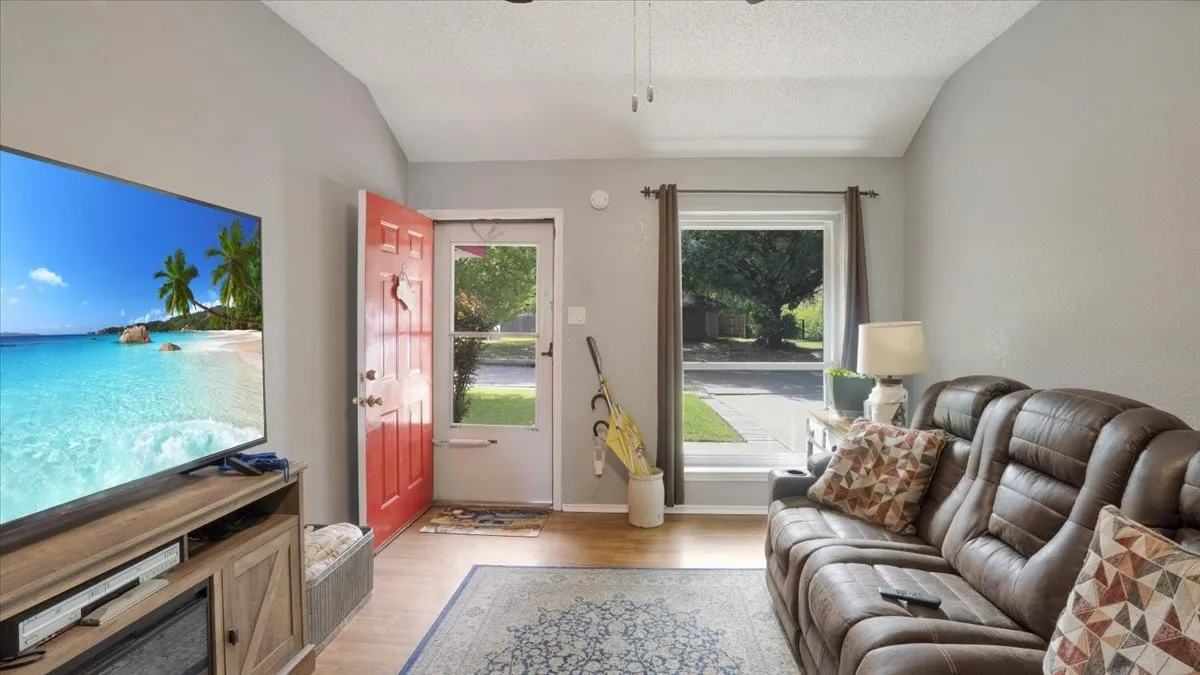 Single Family Residence For Sale in Dallas County , 535 Jean Drive, Seagoville, Texas 75159, 3 Bedroom, 2 Bathroom, 1 Garage spaces, 1,358 Sqft, built in 1994, Preowned, Price $272,000, mls#21250800, Real Estate Agent in Seagoville, Homes For Sale in Dallas county, Homes For Sale in Seagoville, Realtor in Seagoville Texas, Real Estate Brokerage Independent Realty Texas, Luminita Cordes Realtor
