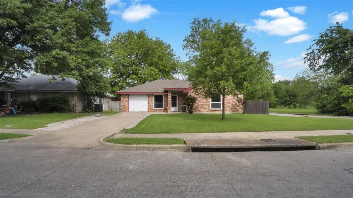 Single Family Residence For Sale in Dallas County , 535 Jean Drive, Seagoville, Texas 75159, 3 Bedroom, 2 Bathroom, 1 Garage spaces, 1,358 Sqft, built in 1994, Preowned, Price $272,000, mls#21250800, Real Estate Agent in Seagoville, Homes For Sale in Dallas county, Homes For Sale in Seagoville, Realtor in Seagoville Texas, Real Estate Brokerage Independent Realty Texas, Luminita Cordes Realtor
