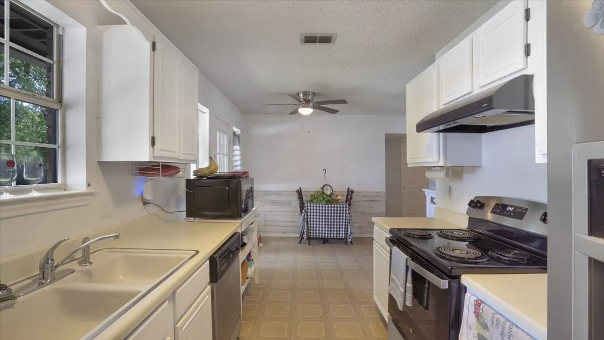Single Family Residence For Sale in Dallas County , 535 Jean Drive, Seagoville, Texas 75159, 3 Bedroom, 2 Bathroom, 1 Garage spaces, 1,358 Sqft, built in 1994, Preowned, Price $272,000, mls#21250800, Real Estate Agent in Seagoville, Homes For Sale in Dallas county, Homes For Sale in Seagoville, Realtor in Seagoville Texas, Real Estate Brokerage Independent Realty Texas, Luminita Cordes Realtor