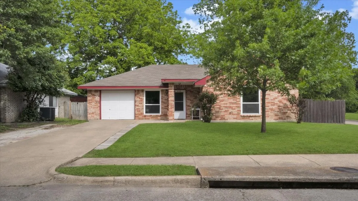Single Family Residence For Sale in Dallas County , 535 Jean Drive, Seagoville, Texas 75159, 3 Bedroom, 2 Bathroom, 1 Garage spaces, 1,358 Sqft, built in 1994, Preowned, Price $272,000, mls#21250800, Real Estate Agent in Seagoville, Homes For Sale in Dallas county, Homes For Sale in Seagoville, Realtor in Seagoville Texas, Real Estate Brokerage Independent Realty Texas, Luminita Cordes Realtor