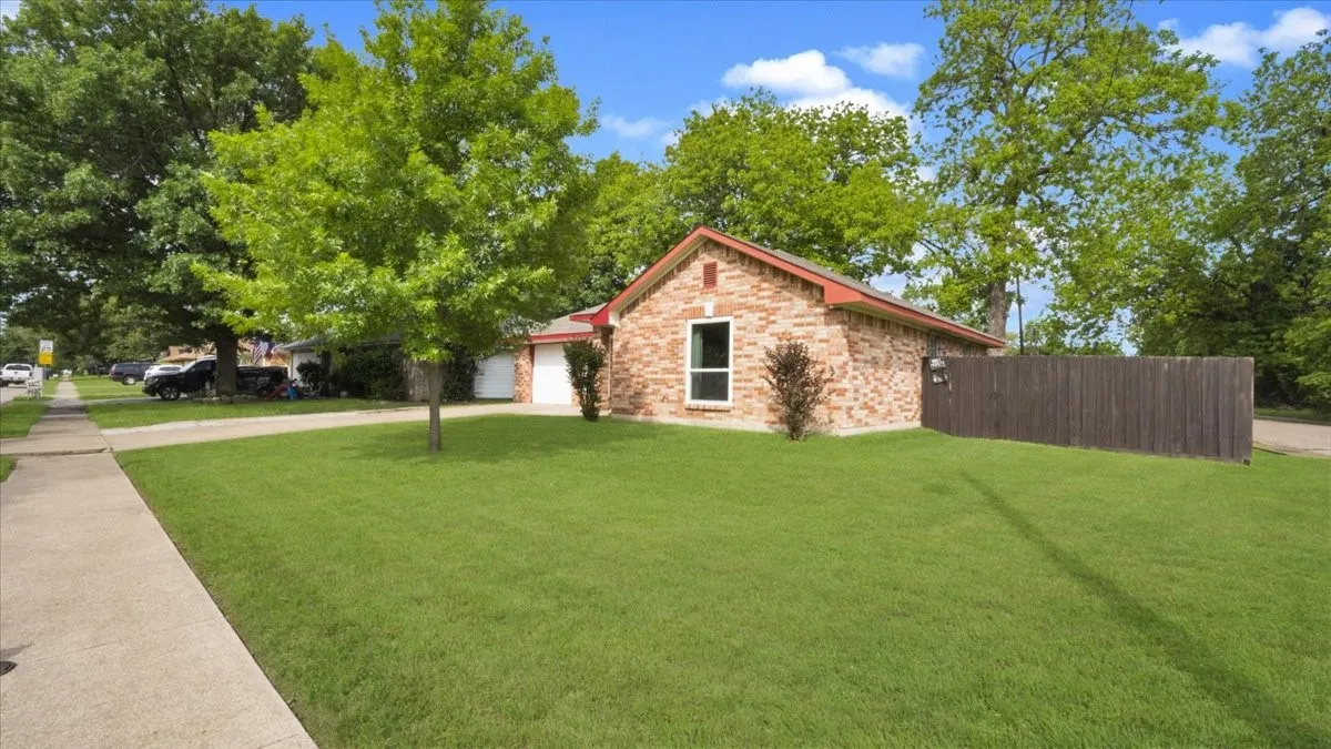 Single Family Residence For Sale in Dallas County , 535 Jean Drive, Seagoville, Texas 75159, 3 Bedroom, 2 Bathroom, 1 Garage spaces, 1,358 Sqft, built in 1994, Preowned, Price $272,000, mls#21250800, Real Estate Agent in Seagoville, Homes For Sale in Dallas county, Homes For Sale in Seagoville, Realtor in Seagoville Texas, Real Estate Brokerage Independent Realty Texas, Luminita Cordes Realtor