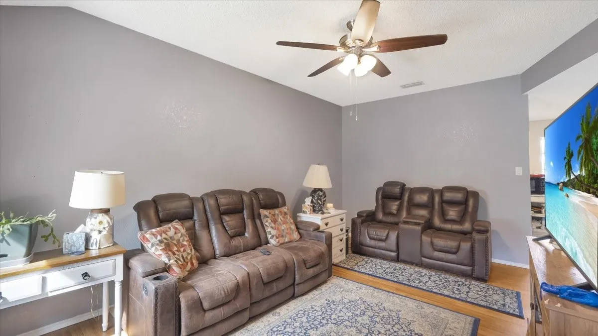 Single Family Residence For Sale in Dallas County , 535 Jean Drive, Seagoville, Texas 75159, 3 Bedroom, 2 Bathroom, 1 Garage spaces, 1,358 Sqft, built in 1994, Preowned, Price $272,000, mls#21250800, Real Estate Agent in Seagoville, Homes For Sale in Dallas county, Homes For Sale in Seagoville, Realtor in Seagoville Texas, Real Estate Brokerage Independent Realty Texas, Luminita Cordes Realtor