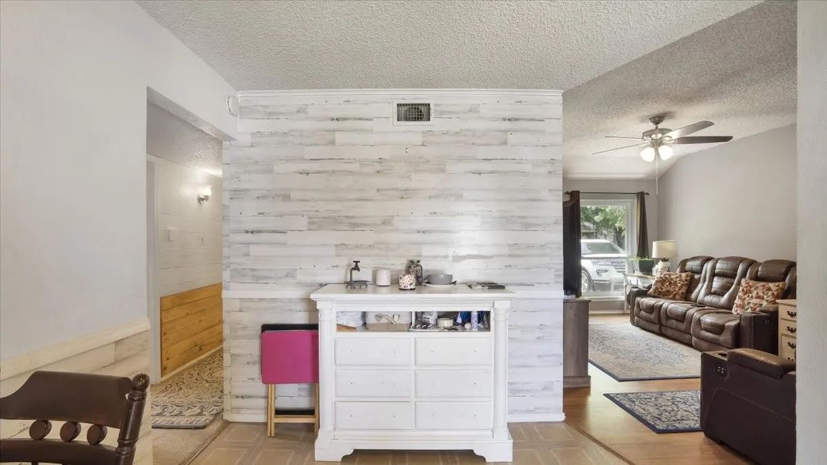 Single Family Residence For Sale in Dallas County , 535 Jean Drive, Seagoville, Texas 75159, 3 Bedroom, 2 Bathroom, 1 Garage spaces, 1,358 Sqft, built in 1994, Preowned, Price $272,000, mls#21250800, Real Estate Agent in Seagoville, Homes For Sale in Dallas county, Homes For Sale in Seagoville, Realtor in Seagoville Texas, Real Estate Brokerage Independent Realty Texas, Luminita Cordes Realtor