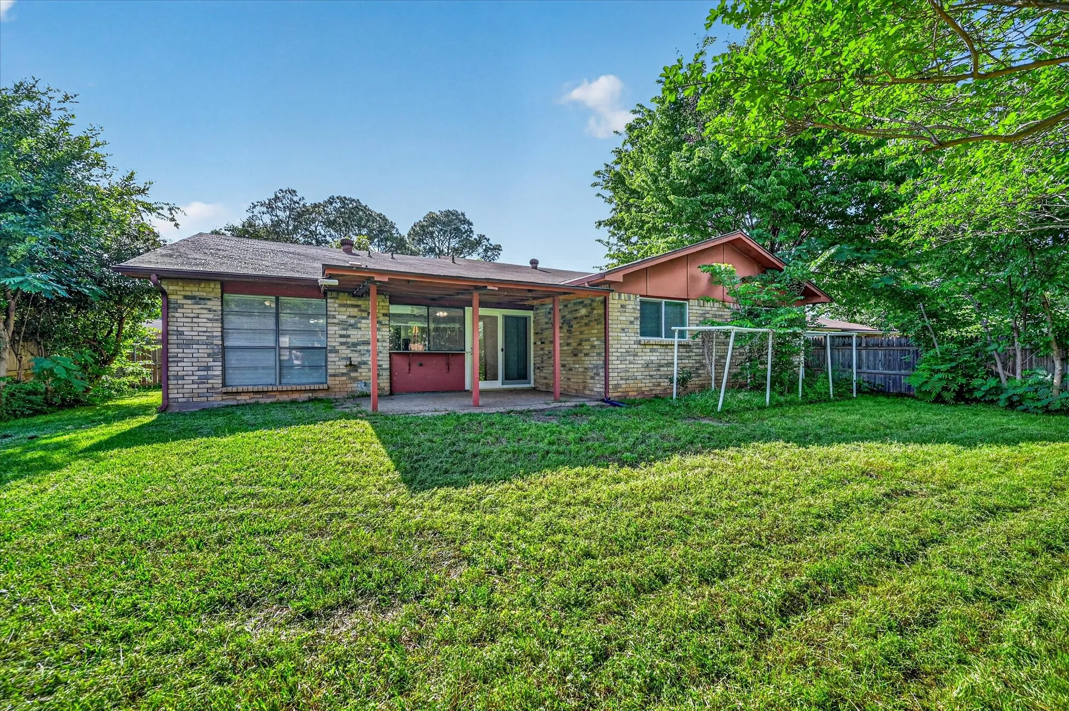 Single Family Residence For Sale in Tarrant County , 2705 Treeview Drive, Arlington, Texas 76016, 3 Bedroom, 2 Bathroom, 2 Garage spaces, 1,886 Sqft, built in 1978, mls#21251094, Real Estate Agent in Arlington, Homes For Sale in Tarrant county, Homes For Sale in Arlington, Realtor in Arlington Texas, Real Estate Brokerage Independent Realty Texas, Luminita Cordes Realtor