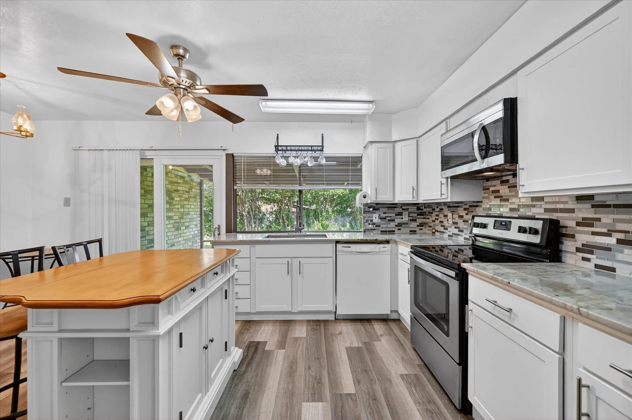Single Family Residence For Sale in Tarrant County , 2705 Treeview Drive, Arlington, Texas 76016, 3 Bedroom, 2 Bathroom, 2 Garage spaces, 1,886 Sqft, built in 1978, mls#21251094, Real Estate Agent in Arlington, Homes For Sale in Tarrant county, Homes For Sale in Arlington, Realtor in Arlington Texas, Real Estate Brokerage Independent Realty Texas, Luminita Cordes Realtor