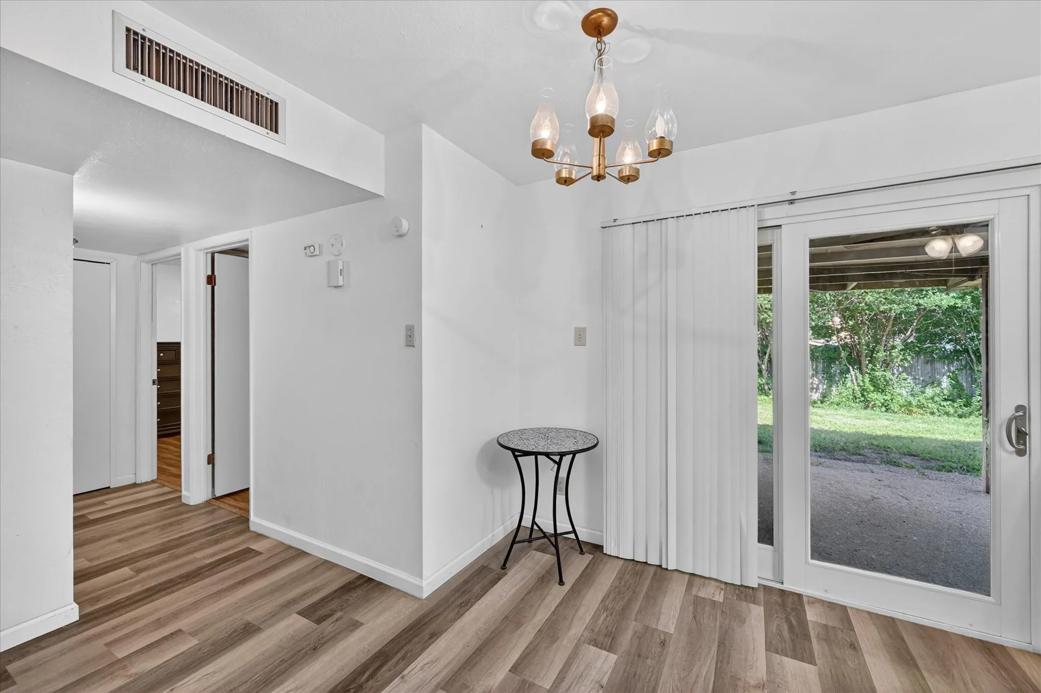 Single Family Residence For Sale in Tarrant County , 2705 Treeview Drive, Arlington, Texas 76016, 3 Bedroom, 2 Bathroom, 2 Garage spaces, 1,886 Sqft, built in 1978, mls#21251094, Real Estate Agent in Arlington, Homes For Sale in Tarrant county, Homes For Sale in Arlington, Realtor in Arlington Texas, Real Estate Brokerage Independent Realty Texas, Luminita Cordes Realtor