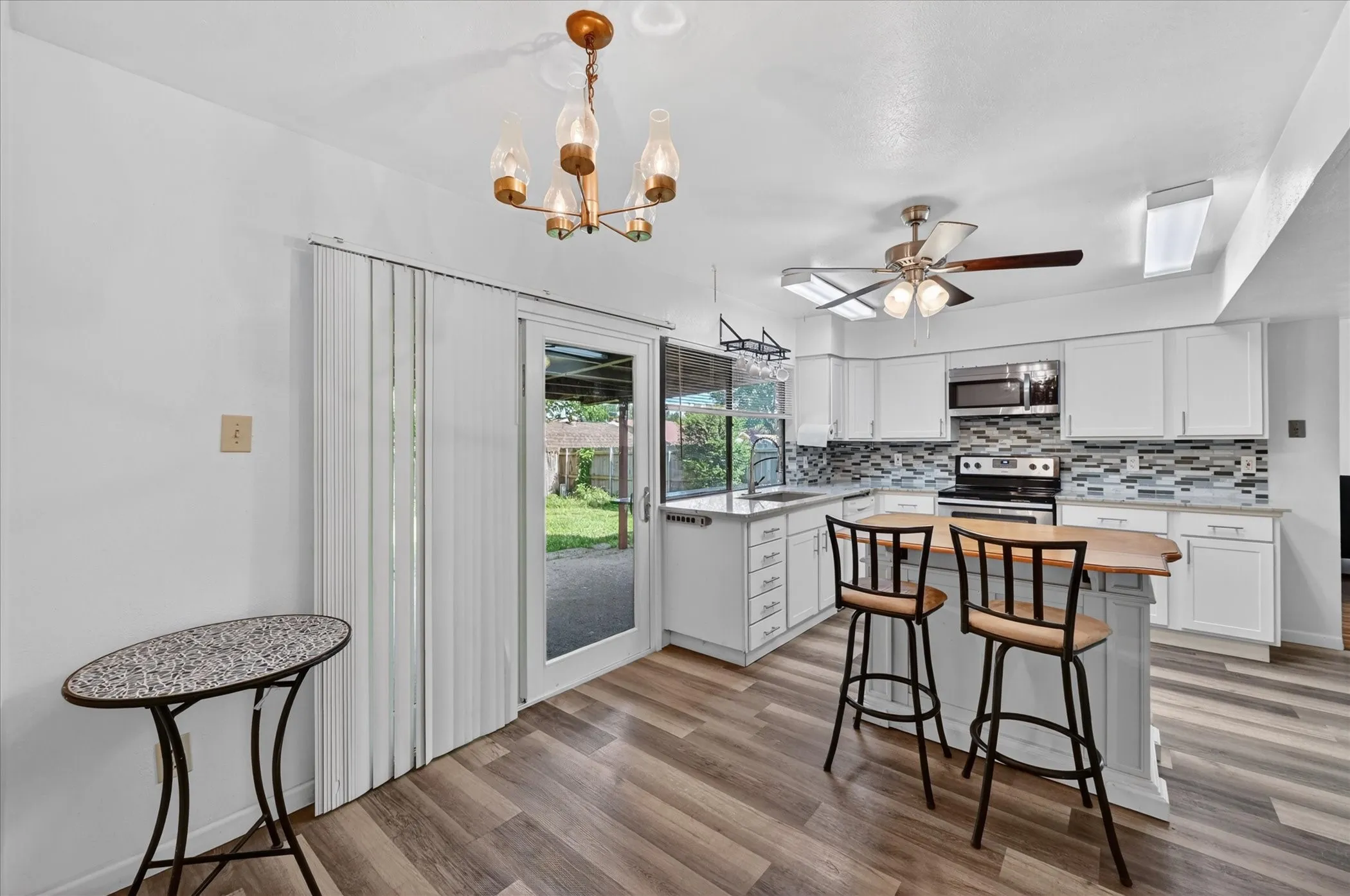 Single Family Residence For Sale in Tarrant County , 2705 Treeview Drive, Arlington, Texas 76016, 3 Bedroom, 2 Bathroom, 2 Garage spaces, 1,886 Sqft, built in 1978, mls#21251094, Real Estate Agent in Arlington, Homes For Sale in Tarrant county, Homes For Sale in Arlington, Realtor in Arlington Texas, Real Estate Brokerage Independent Realty Texas, Luminita Cordes Realtor