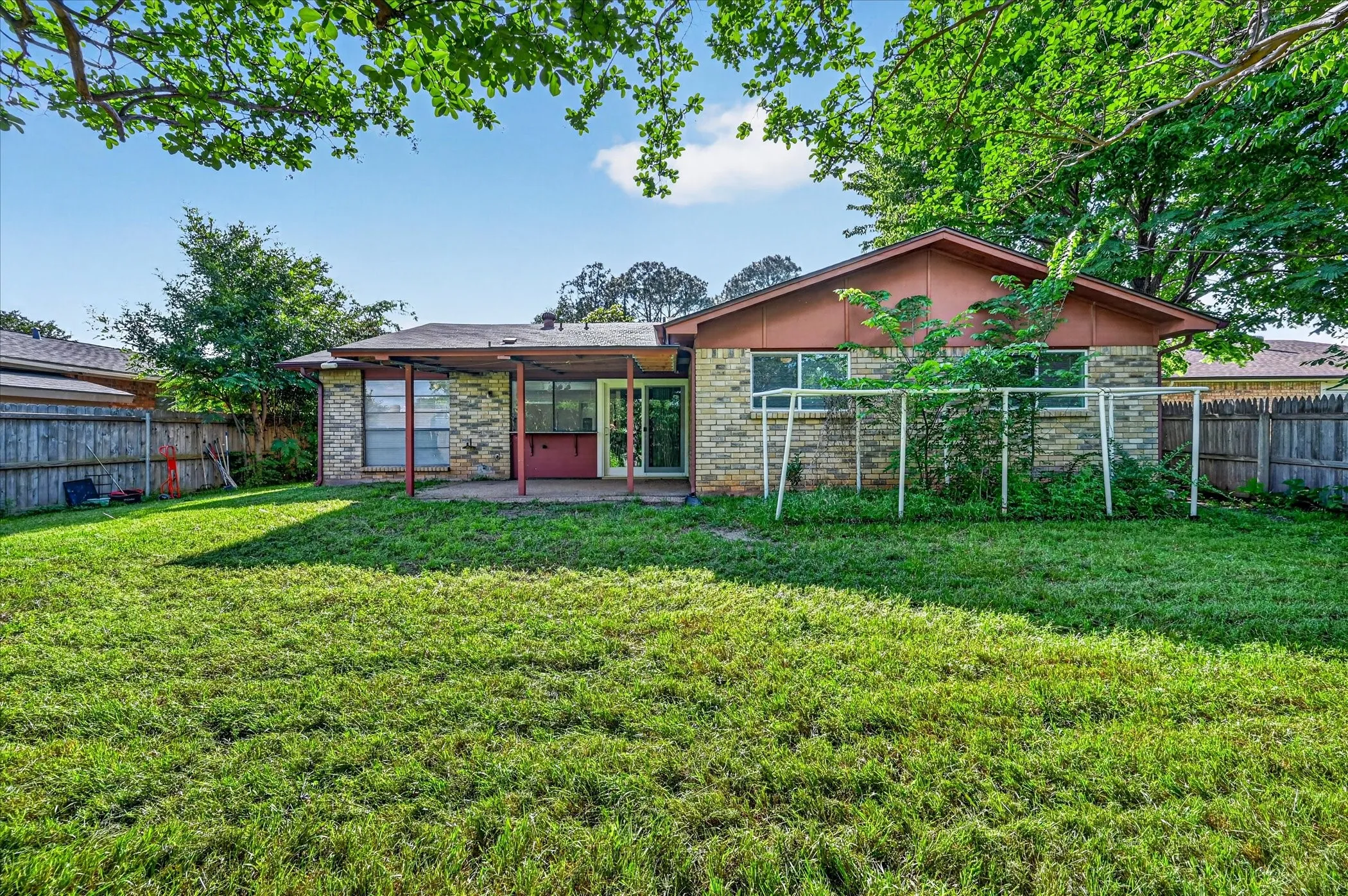 Single Family Residence For Sale in Tarrant County , 2705 Treeview Drive, Arlington, Texas 76016, 3 Bedroom, 2 Bathroom, 2 Garage spaces, 1,886 Sqft, built in 1978, mls#21251094, Real Estate Agent in Arlington, Homes For Sale in Tarrant county, Homes For Sale in Arlington, Realtor in Arlington Texas, Real Estate Brokerage Independent Realty Texas, Luminita Cordes Realtor