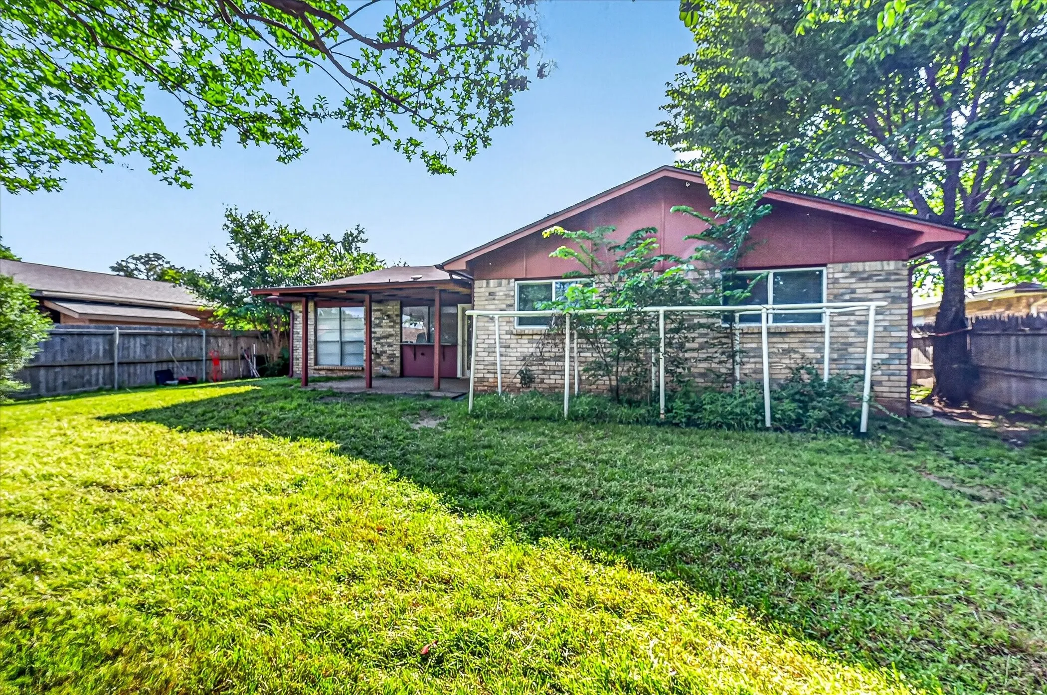 Single Family Residence For Sale in Tarrant County , 2705 Treeview Drive, Arlington, Texas 76016, 3 Bedroom, 2 Bathroom, 2 Garage spaces, 1,886 Sqft, built in 1978, mls#21251094, Real Estate Agent in Arlington, Homes For Sale in Tarrant county, Homes For Sale in Arlington, Realtor in Arlington Texas, Real Estate Brokerage Independent Realty Texas, Luminita Cordes Realtor