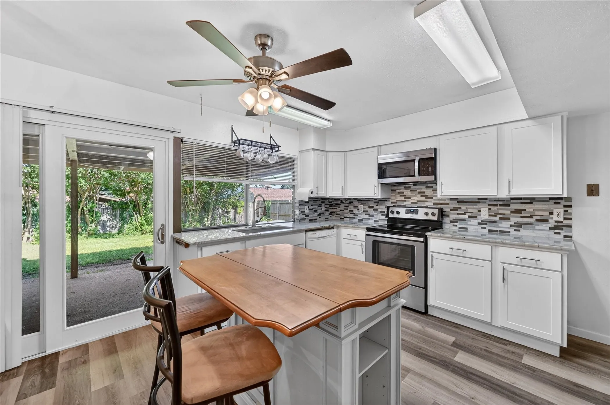 Single Family Residence For Sale in Tarrant County , 2705 Treeview Drive, Arlington, Texas 76016, 3 Bedroom, 2 Bathroom, 2 Garage spaces, 1,886 Sqft, built in 1978, mls#21251094, Real Estate Agent in Arlington, Homes For Sale in Tarrant county, Homes For Sale in Arlington, Realtor in Arlington Texas, Real Estate Brokerage Independent Realty Texas, Luminita Cordes Realtor